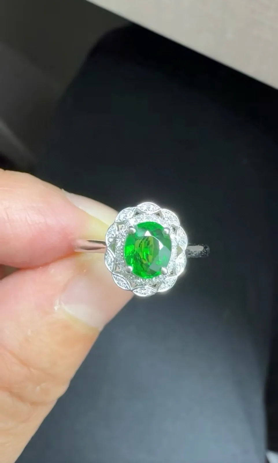 18k金钻石镶嵌沙弗莱戒指，主石1.21ct，总重2.2g，圈口14