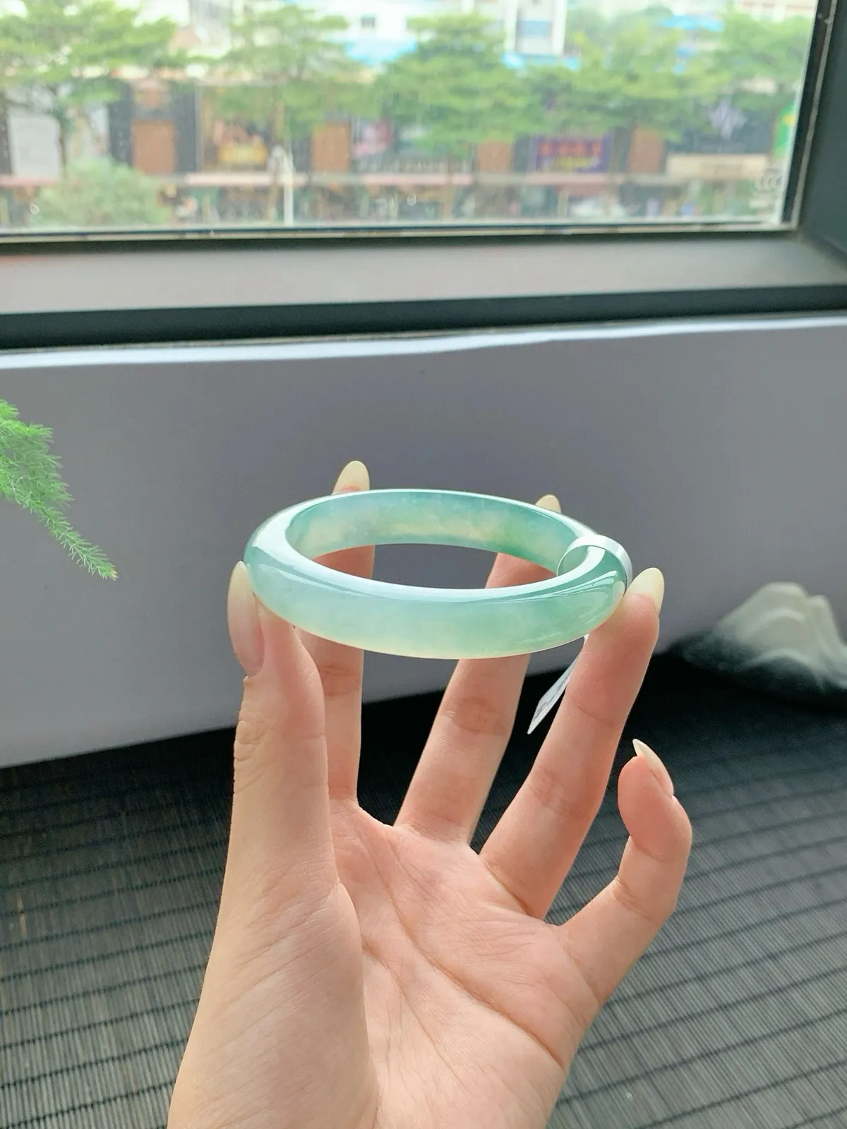 冰飘绿手镯，绿阴不减来时路治愈系底色纯净心灵秋波盈盈 腕间的柔美气质
【尺寸】57-12-8mm