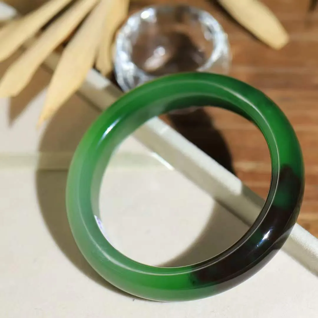 【诗情画意.手镯】

臻品和田玉碧玉手镯   细腻油脂,手感润滑。意韵飘渺，温雅细腻，工艺精湛，️氤氲诗意的美跃然于手腕之间，给人以出尘的风雅，优美脱俗，气质非凡。重68.8克 内径58.4mm尺寸13.5-9.5mm  93302278YY