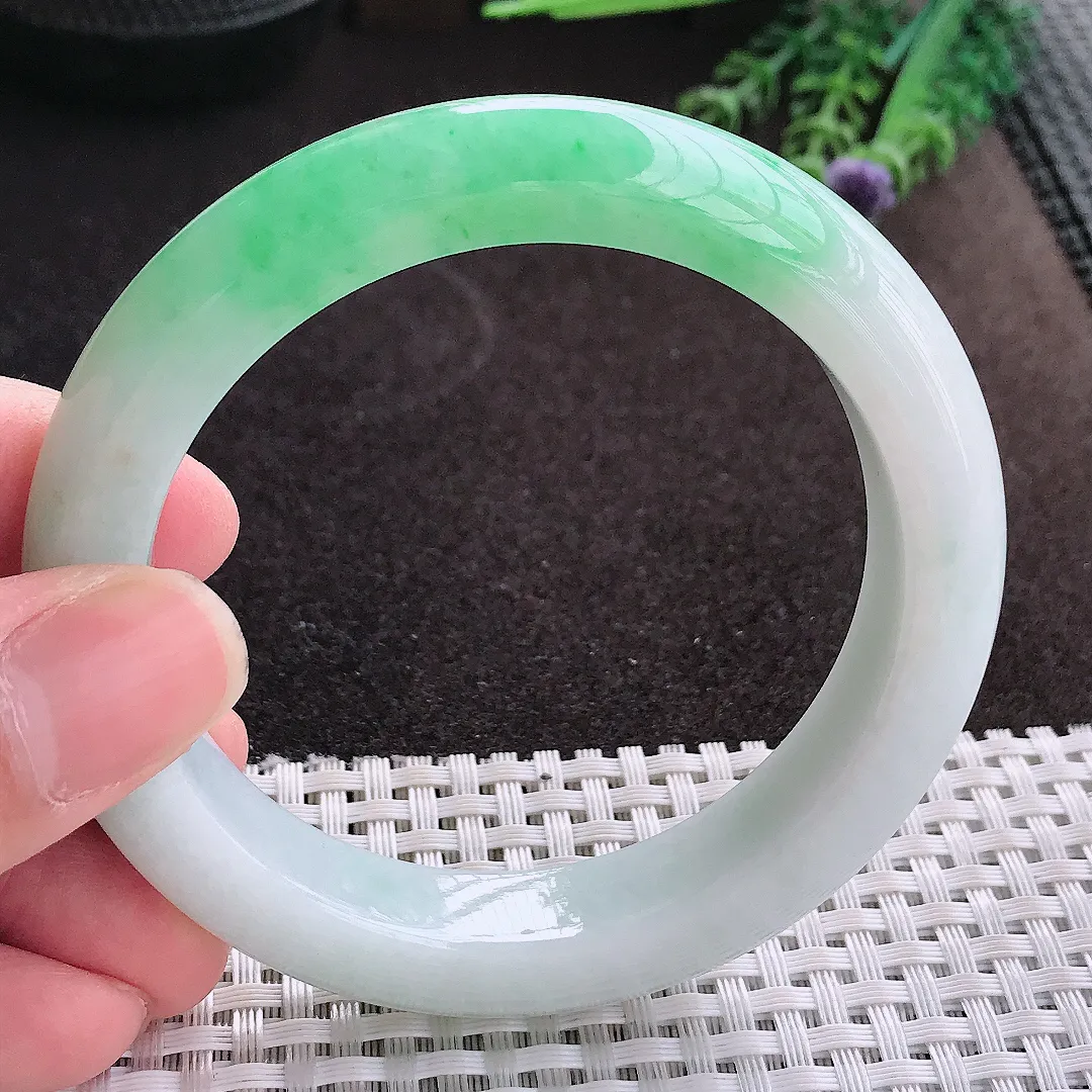 实拍A货翡翠57.8/12.5/9.6老坑精美飘绿手镯翡翠玉镯子平安镯