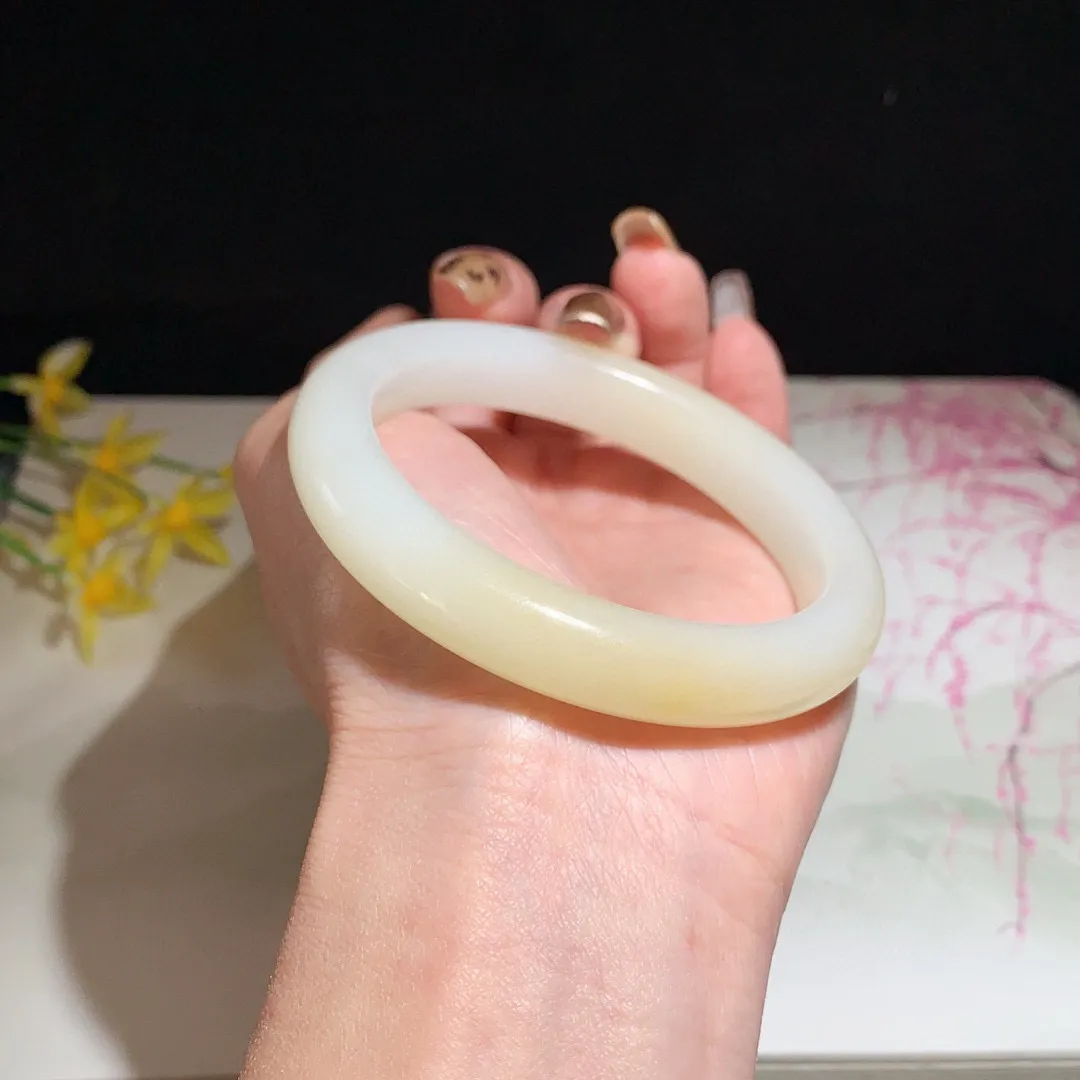 和田玉57圈且末糖手镯！玉质细腻油润 底色纯净  无裂无杂 脂粉好，品质高