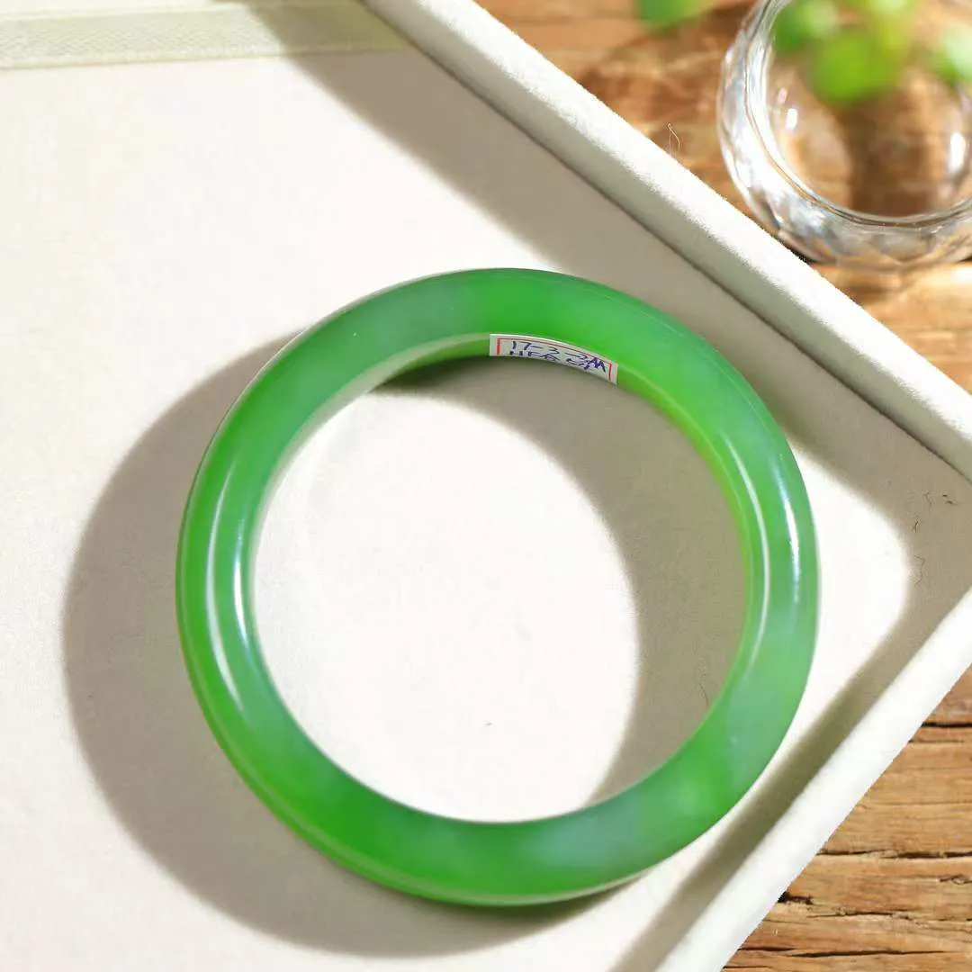 【倾心.手镯】

精品和田玉碧玉手镯 玉质温润细腻 油性十足 手感舒适，高华雅逸，线条流畅，简约大气