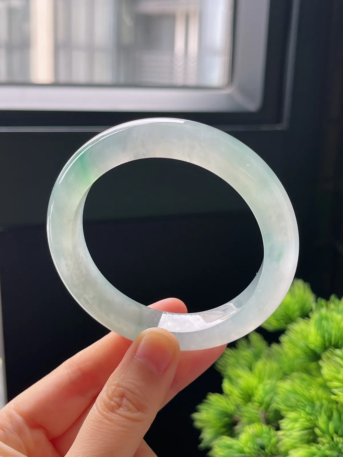 正圈55.7圈口，翡翠冰种飘绿手镯