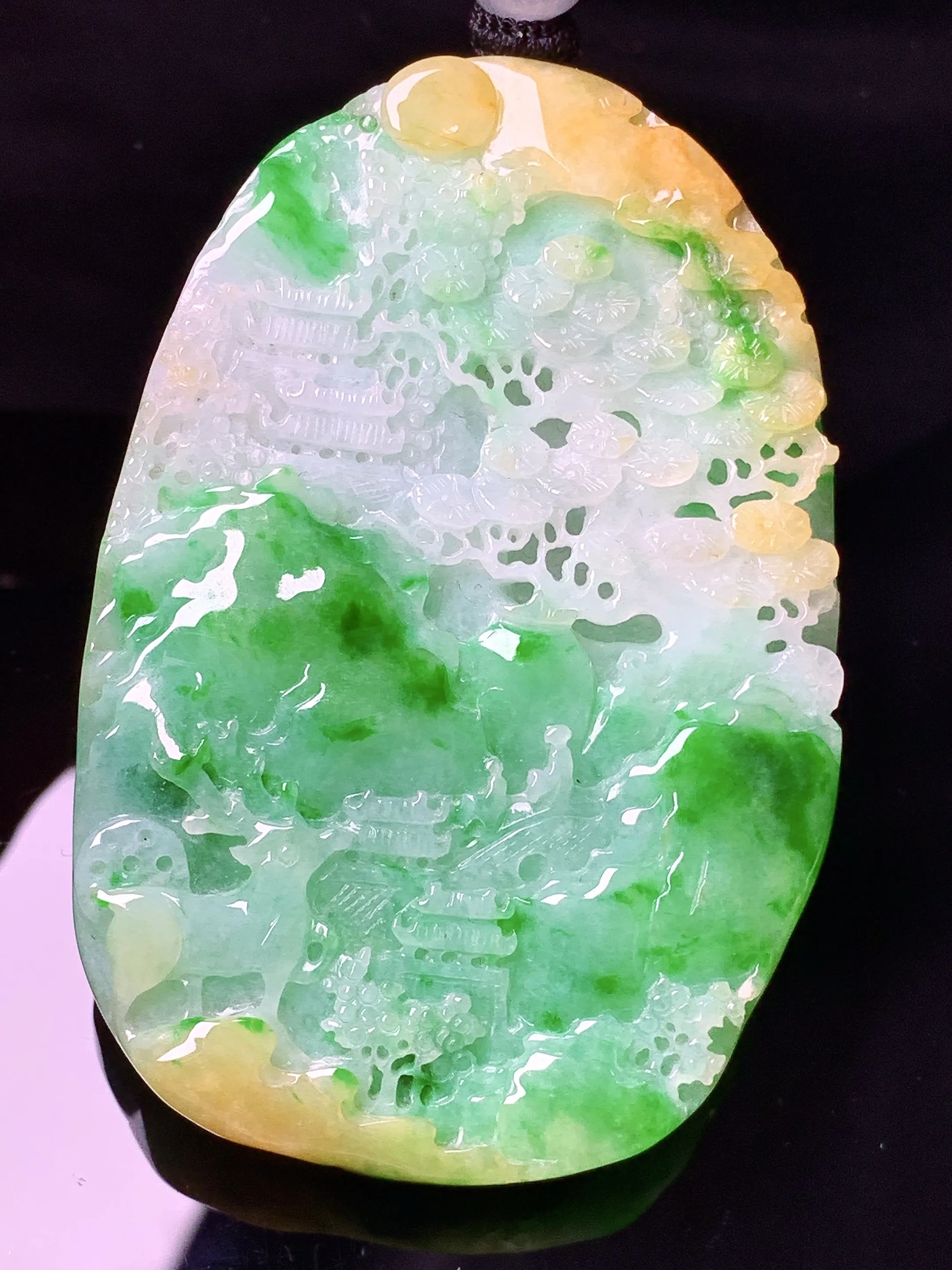 飘黄绿翡山水牌子吊坠 玉质细腻 色泽清新艳丽 整体尺寸60.6*40*6.5