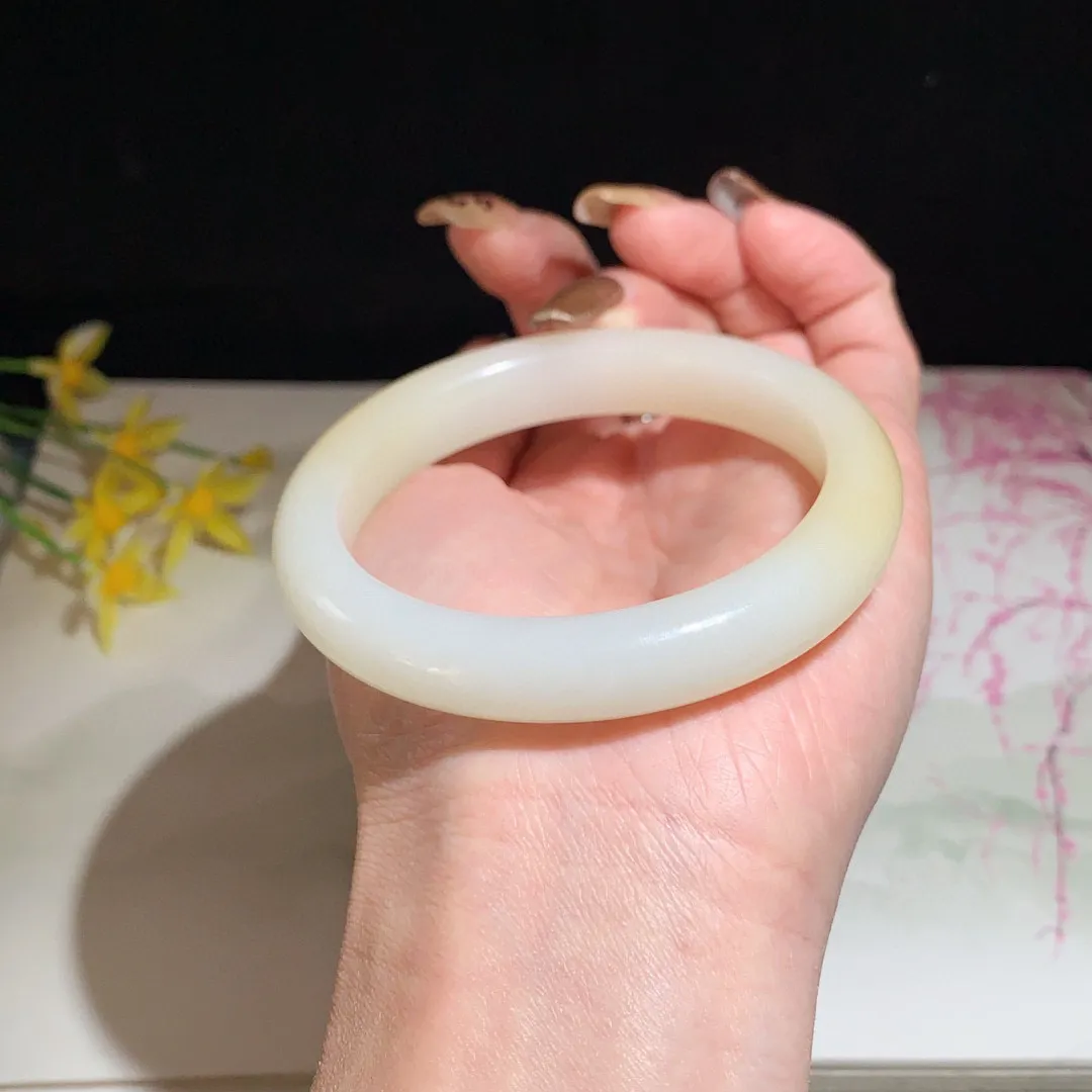 和田玉57圈且末糖手镯！玉质细腻油润 底色纯净  无裂无杂 脂粉好，品质高