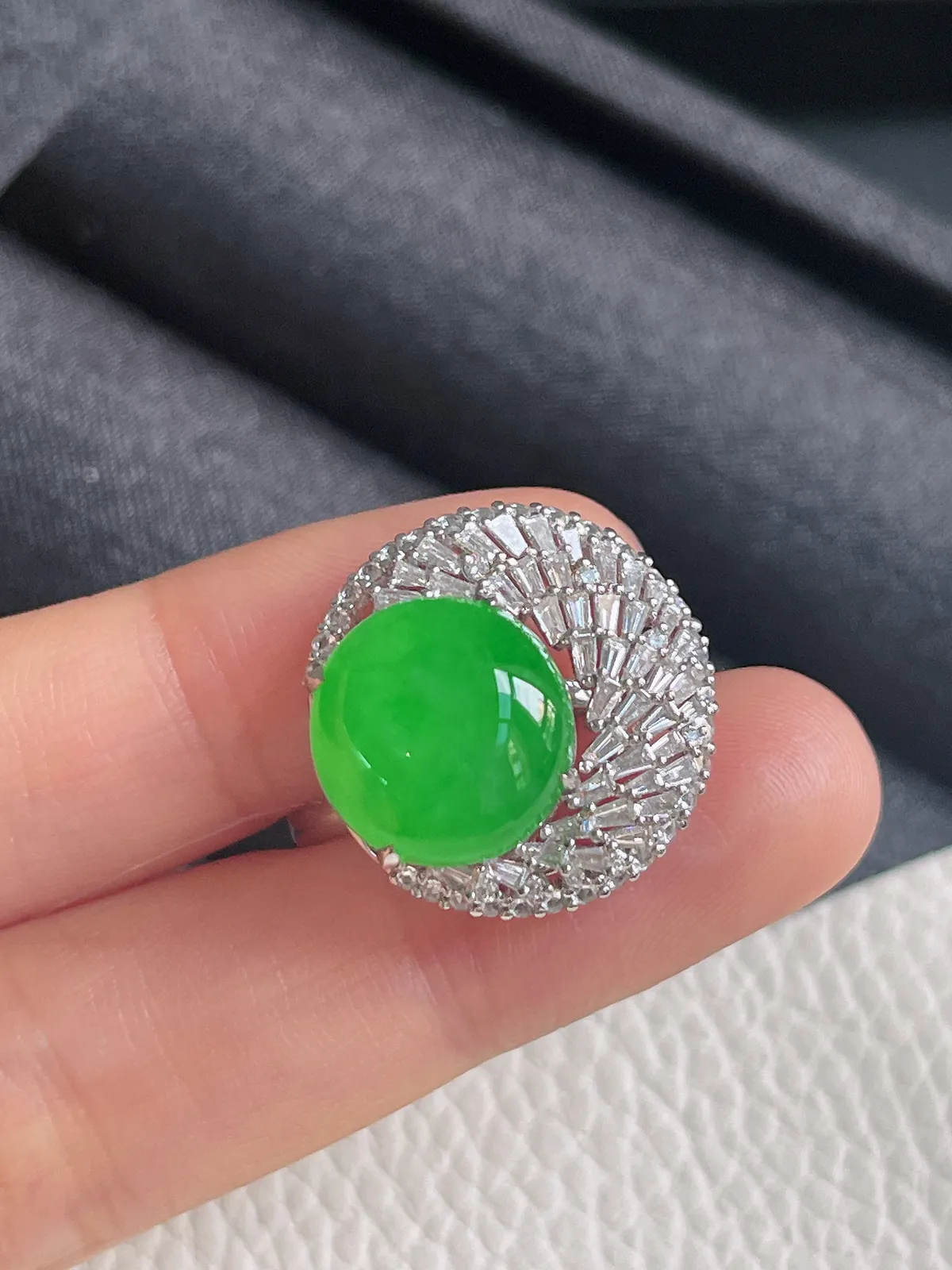 18k金伴钻石翡翠冰糯种绿色戒指