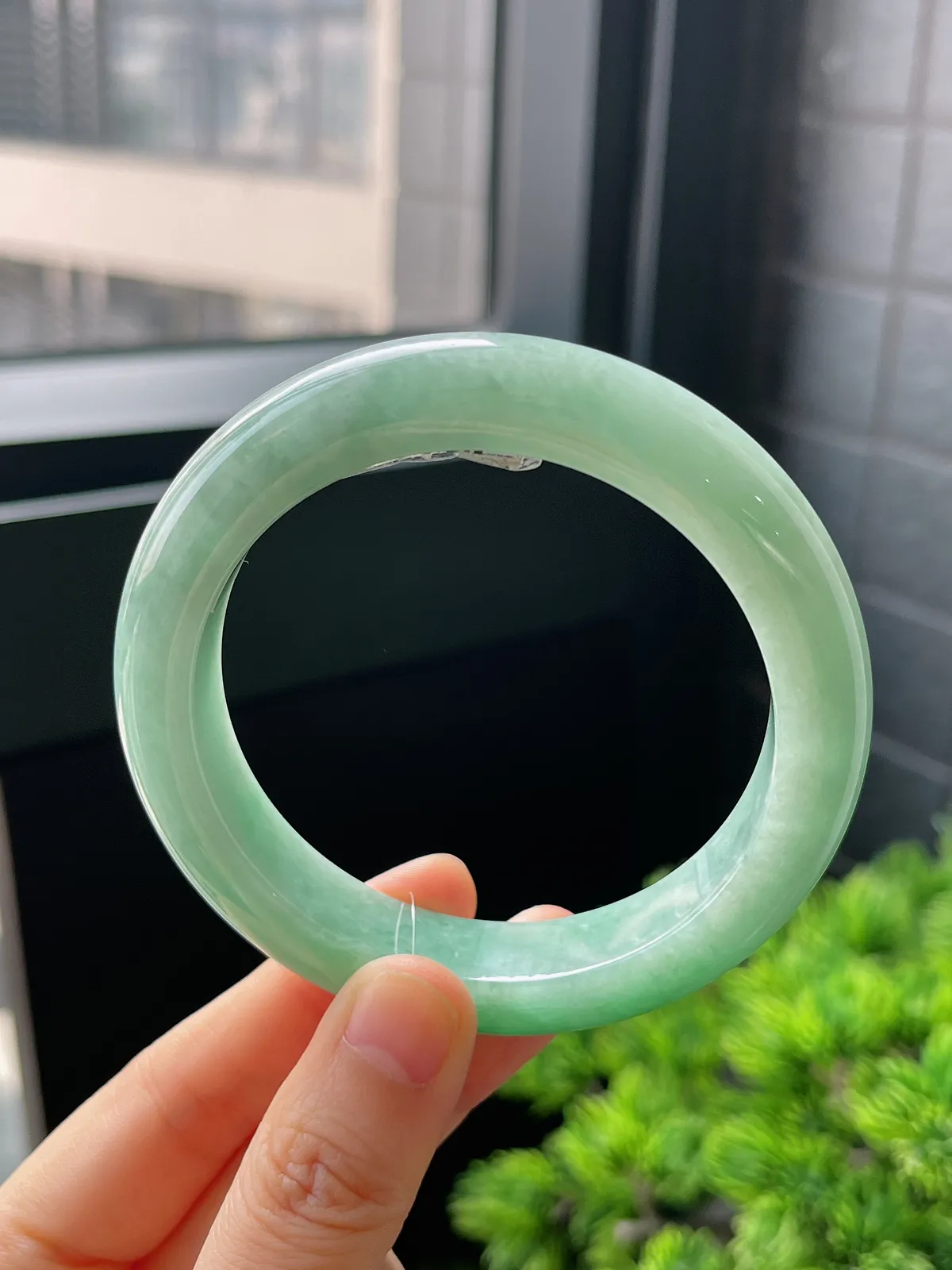 正圈57.7圈口，翡翠糯化种飘绿手镯