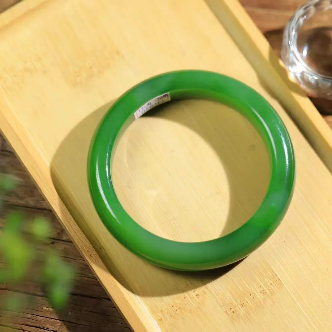 【婉约佳人.手镯】

臻品️和田玉碧玉手镯 玉质温润细腻 油性十足 手感舒适，高华雅逸，线条流畅，