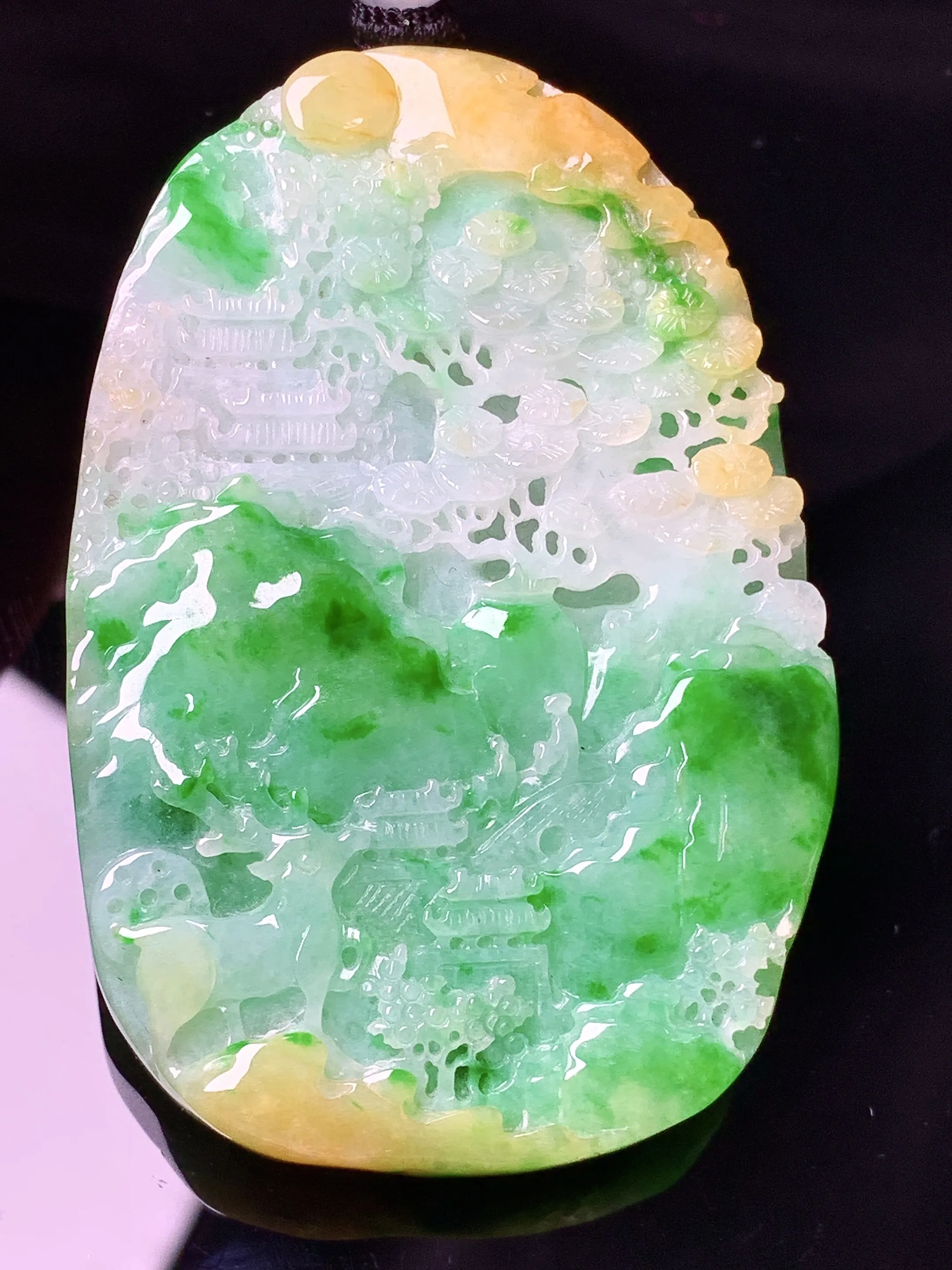 飘黄绿翡山水牌子吊坠 玉质细腻 色泽清新艳丽 整体尺寸60.6*40*6.5