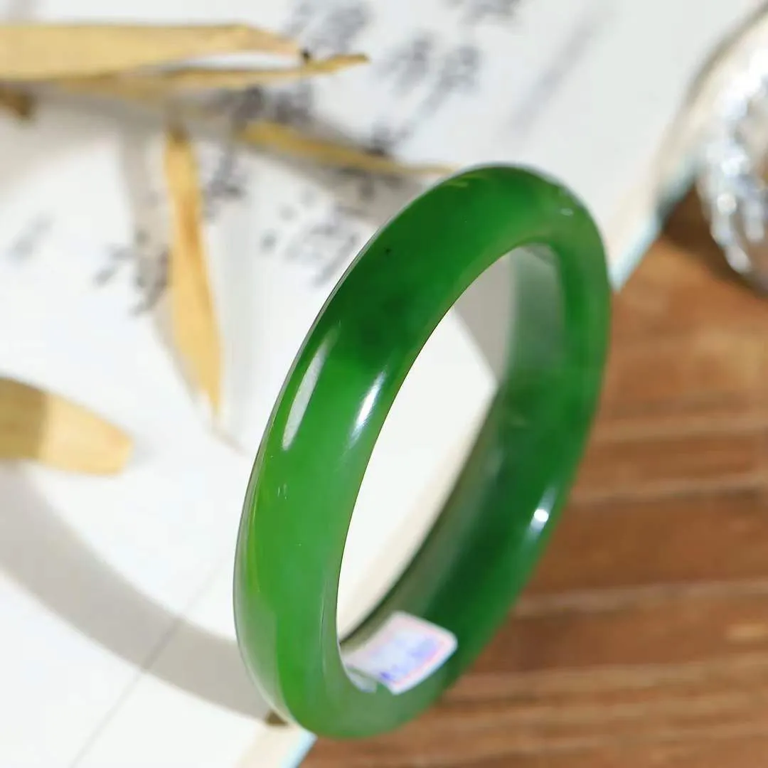 【倾心.手镯】

精品和田玉碧玉手镯 玉质温润细腻 油性十足 手感舒适，高华雅逸，线条流畅，简约大气，美自天成，素雅高贵。佩戴于腕间，婉约之美，举手投足间透出那份低调奢华。 重44.7克 内径52.7mm 尺寸12-7.7mm  78302278YY