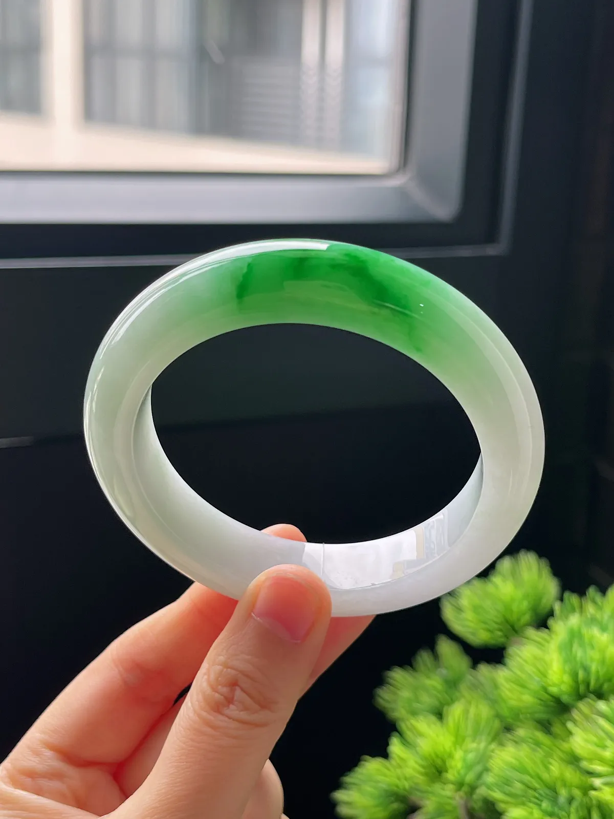 正圈56.2圈口，翡翠糯化种飘绿手镯