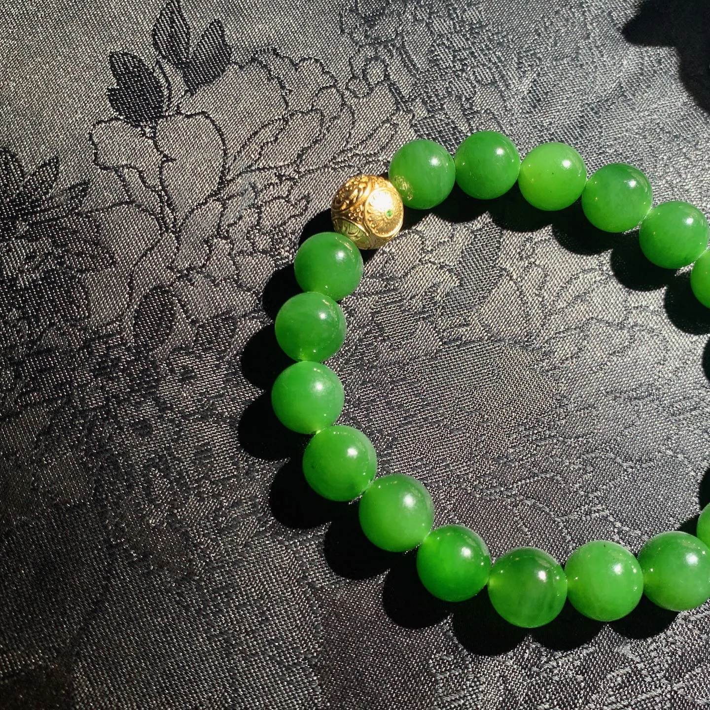 4和田玉鲜阳绿俄罗斯碧玉手串 单颗尺寸9！玉质细腻油润。手推出油。佩戴高端典雅。lt260128