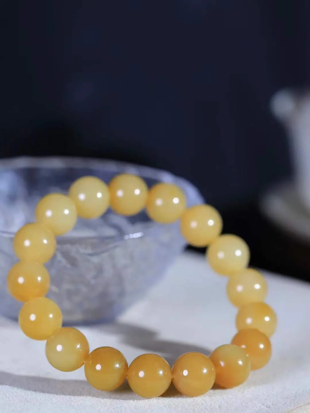 【珠圆玉润.手串】

精品和田玉糖玉珠圆玉润手串 玉质温润细腻  整串打磨圆润，佩戴舒适。珠珠落玉盘，间关莺语花底滑，一生美好时光，无论身在何处，都有它相伴相守。事事顺遂，幸福美满，吉祥如意。重44.8克 尺寸取一12mm FDL-16102800