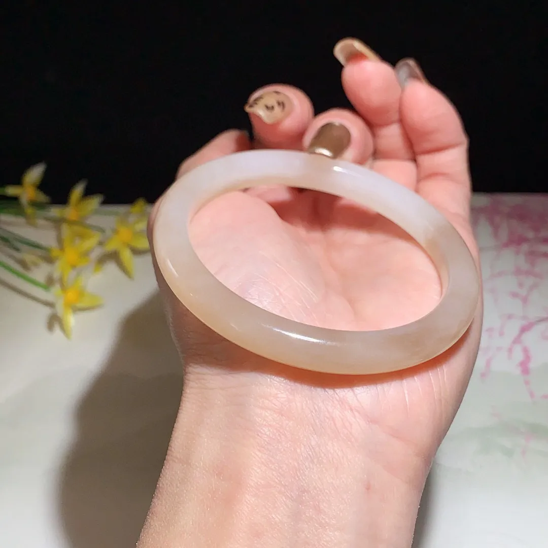 和田玉57.5圈口浓藕粉色手镯，玉质细腻油润 底色纯净 无裂无杂 脂粉好，品质好！