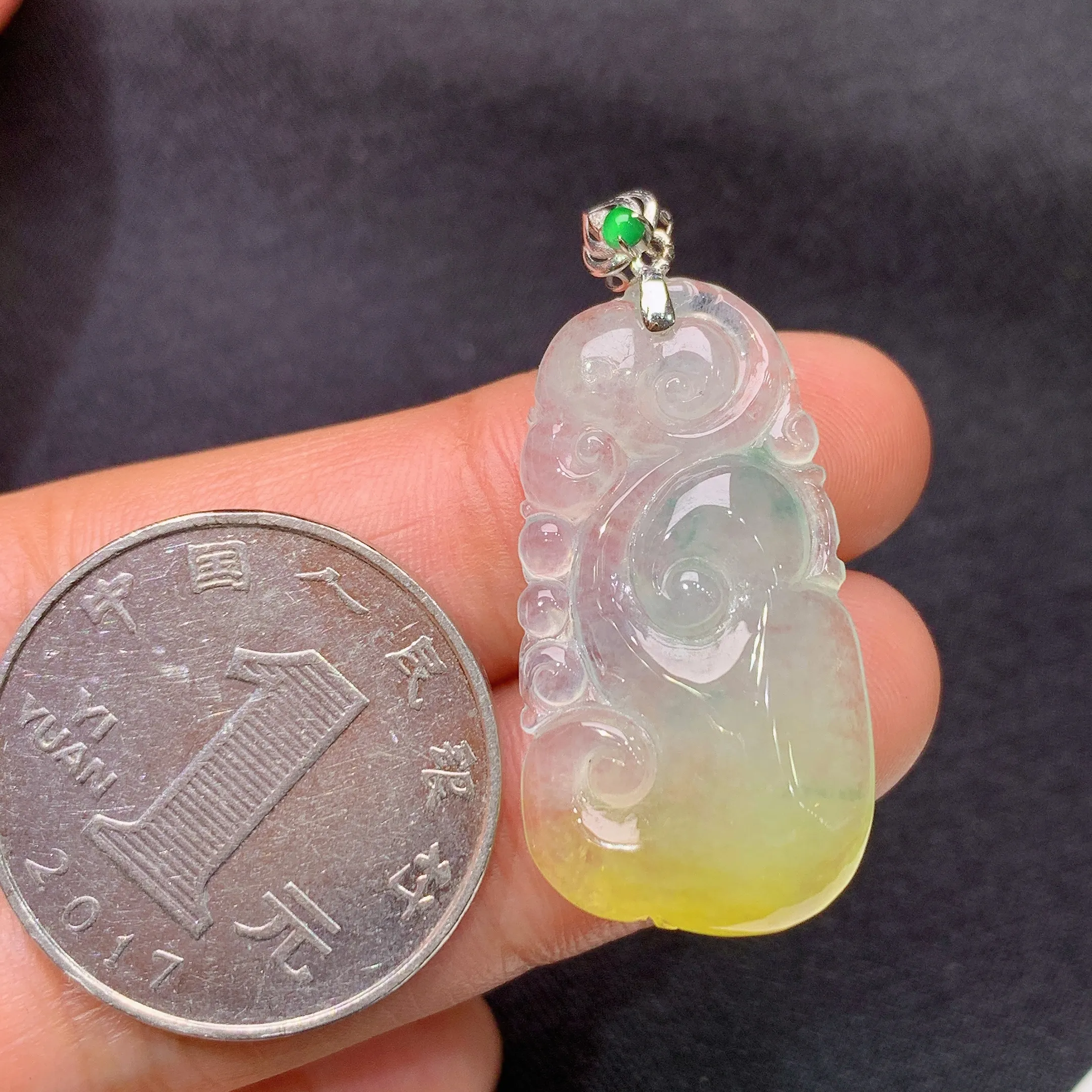 冰黄翡如意吊坠，18k金镶嵌，冰润鲜艳，玉质细腻，种水足，裸石尺寸30*16.2*4