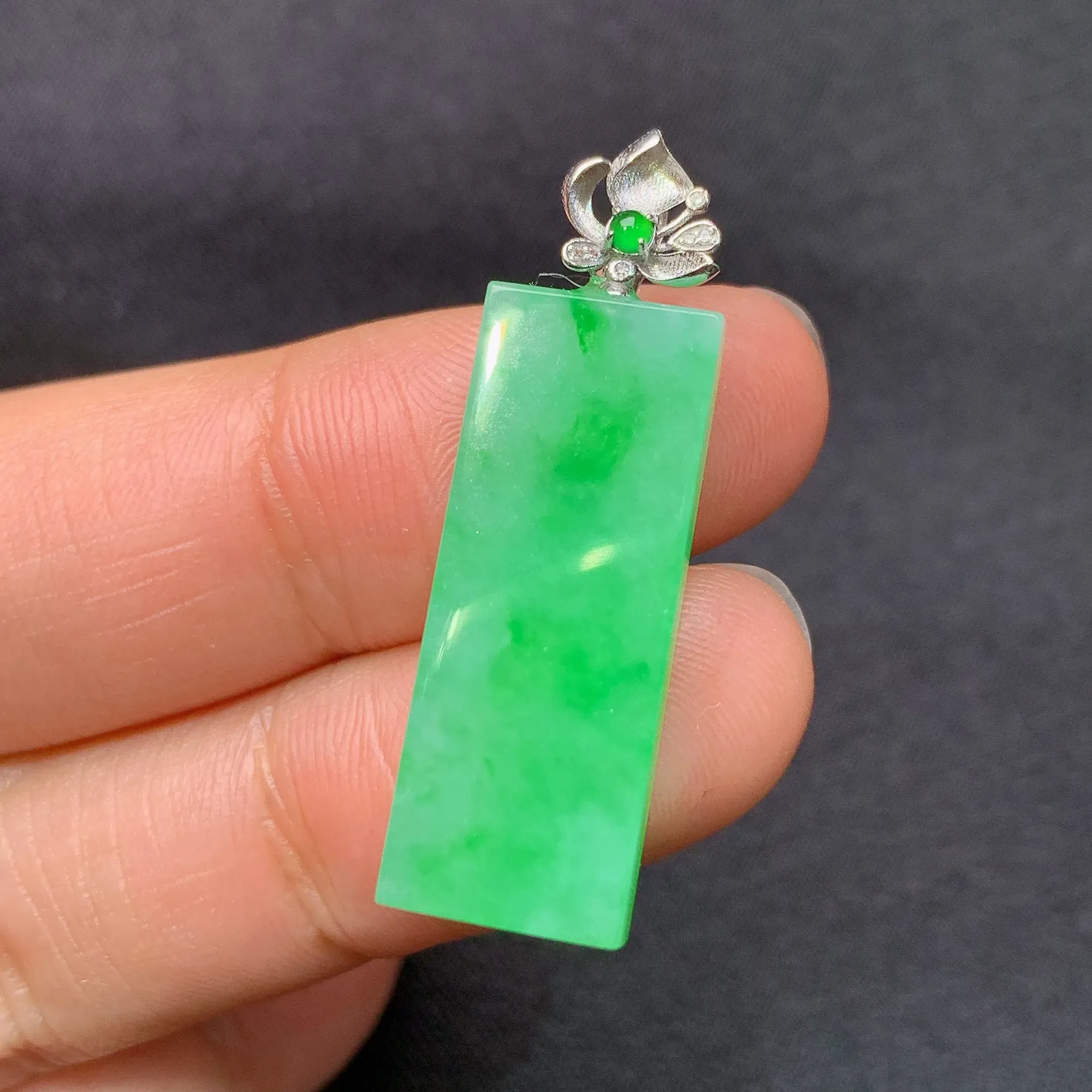 冰飘绿无事牌吊坠，18k金镶嵌，冰润色阳，玉质细腻，种水足，整体尺寸32.8*10*3.5