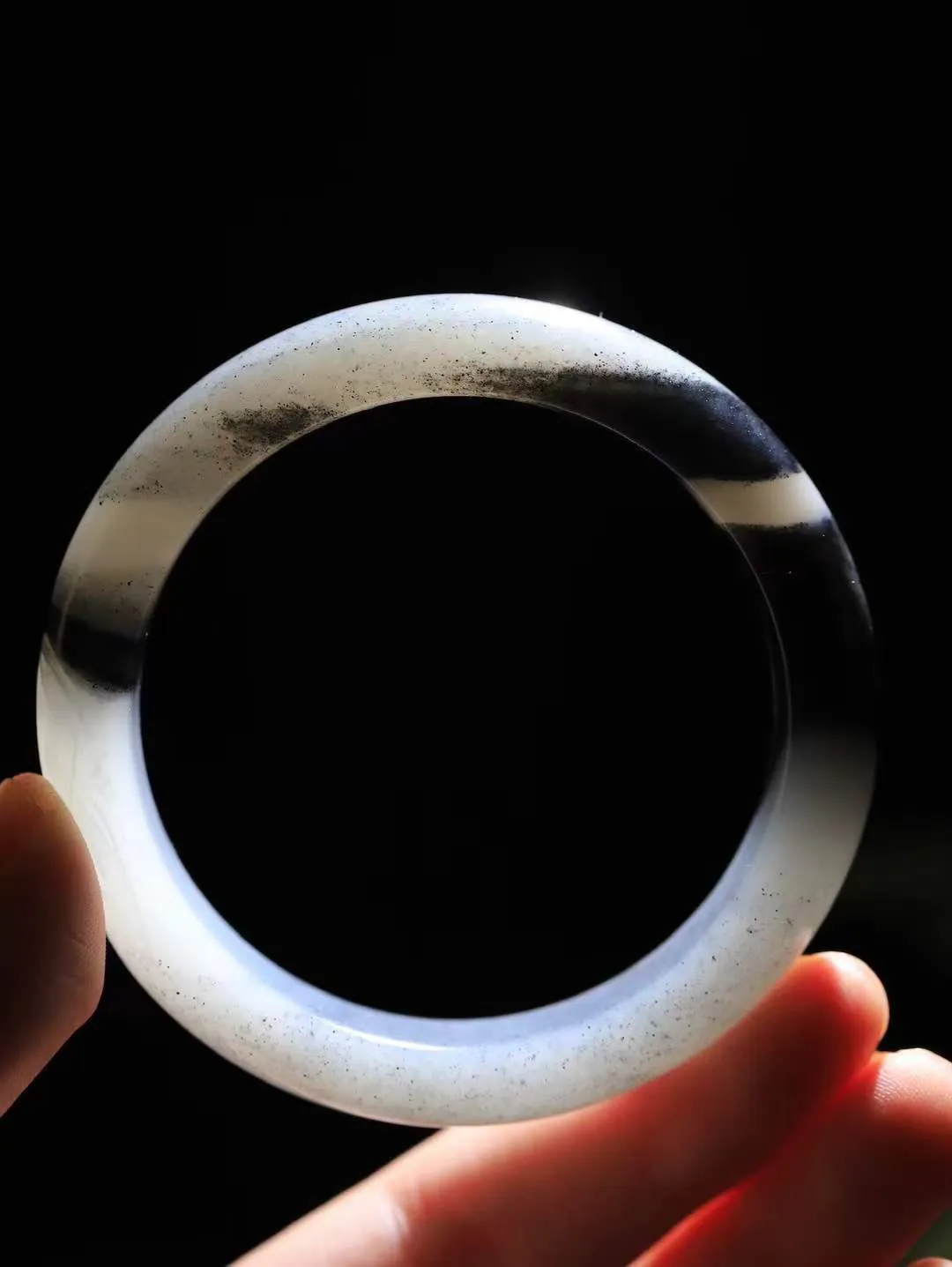 （蕙质兰心.手镯）

收藏级臻品新疆和田青花籽料兰花手镯 质地莹润细腻 色泽油润 干净水灵～兰花，不以惊艳娆人，不以花香诱人，只以朴实的姿态，在平淡中给生活添加了无数的温馨
重65.8克   尺寸56-15.2-9.1mm    fDL-36102800