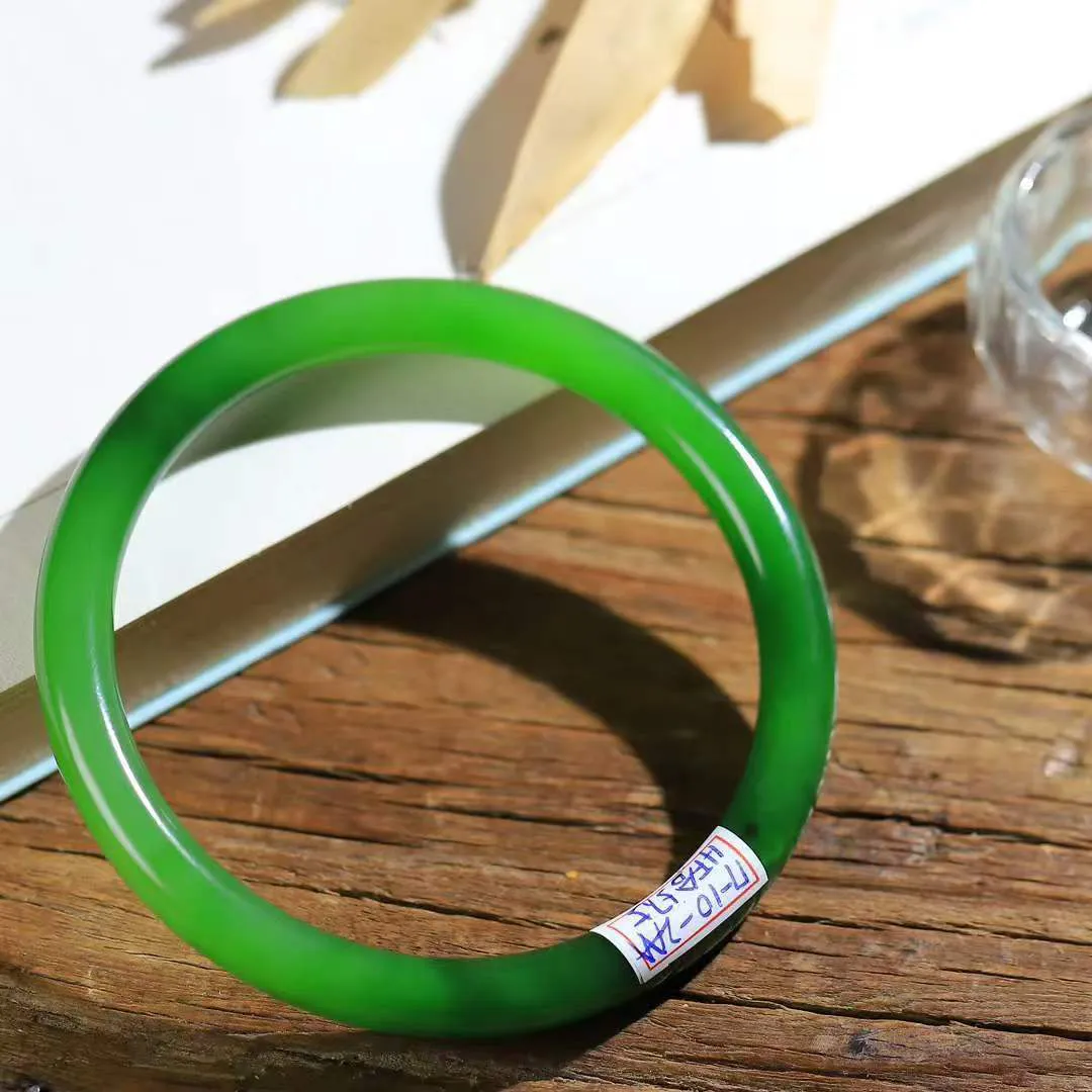 （柔情似水.手镯）

精品和田玉碧玉手镯，玉质温润细腻，镯型饱满圆润，优雅知性，姽婳于幽静兮，又婆娑乎人间，经典款型，古朴典雅。极具灵性，腕间风情，风姿卓越。 
重23克    内径57.3mm 尺寸7-7mm   78302278YY