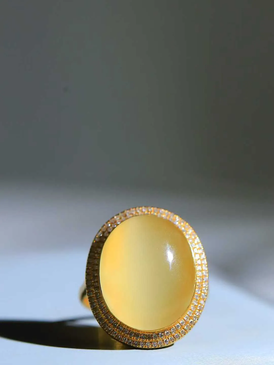 【金镶玉.戒指】

精品和田玉黄口猫眼18k金戒指 玉质细腻温润 油性十足 ，不论时光如何流转变化，