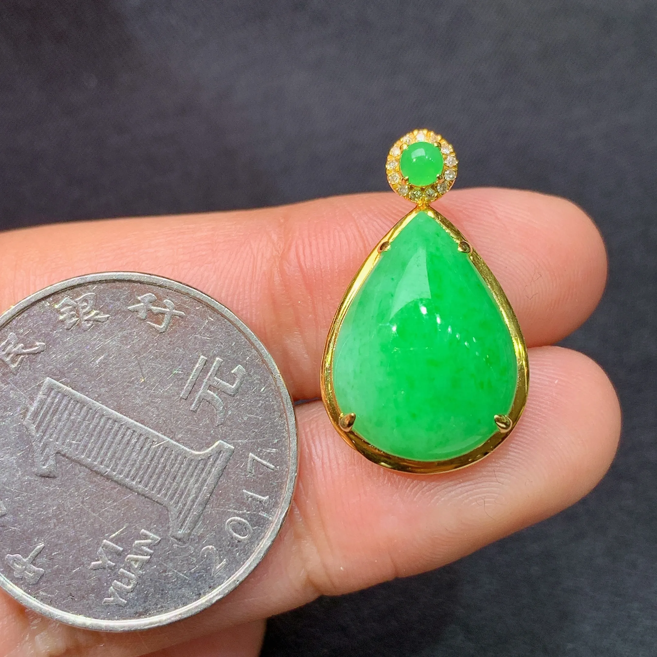冰阳绿水滴吊坠，18k金镶嵌，冰润色阳，玉质细腻，种水足，整体尺寸23.1*13.8*7.7