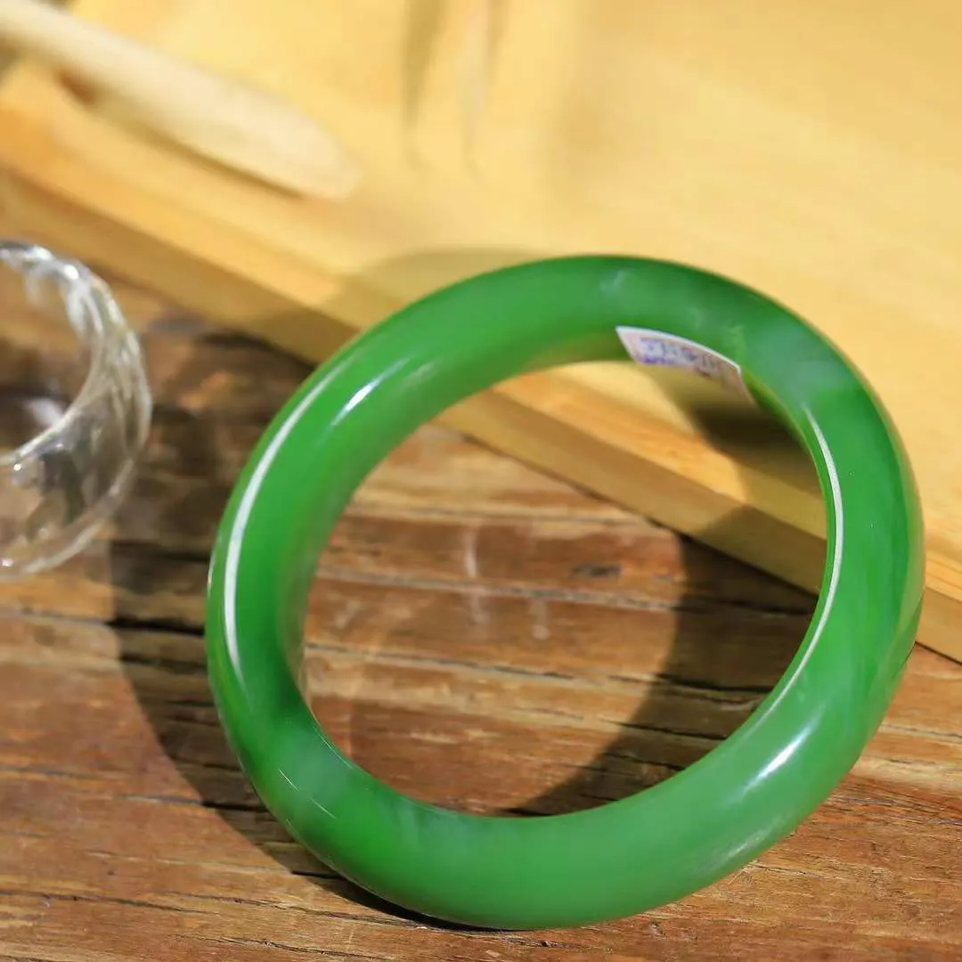 【婉约佳人.手镯】

臻品️和田玉碧玉手镯 玉质温润细腻 油性十足 手感舒适，高华雅逸，线条流畅，简约大气，美自天成，素雅高贵。佩戴于腕间，婉约之美，举手投足间透出那份低调奢华。重65克 内径56.6mm尺寸13.6-9.3mm 56302278YY