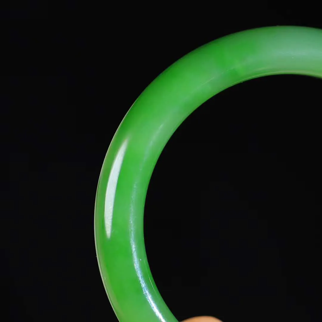 【腕间柔情.手镯】   

收藏级和田玉碧玉手镯 玉质温润细腻 油性十足 古朴秀雅 轻抚岁月的栏杆软香温玉，腕间玉镯轻轻晃动，令人情动心间，撷一缕月末的芬芳，把心思铺陈，时光静美，惟有你最温柔。重55.2克   尺寸58.5-11.3-9.2mm 17302278YY