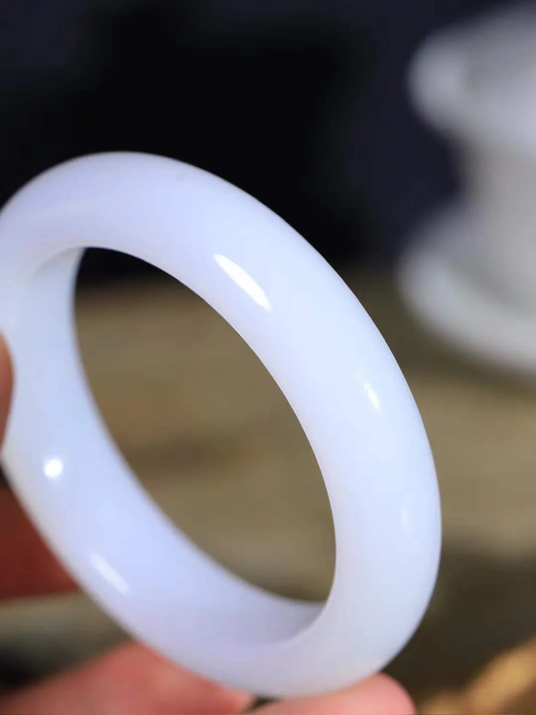 【婉约佳人.手镯】

收藏级和田玉白玉手镯 玉质温润细腻 油性十足 手感舒适，高华雅逸，线条流畅，简约大气，美自天成，素雅高贵。佩戴于腕间，婉约之美，举手投足间透出那份低调奢华。重76.8克 内径57mm  尺寸15-10.2mm   FDL-78102833