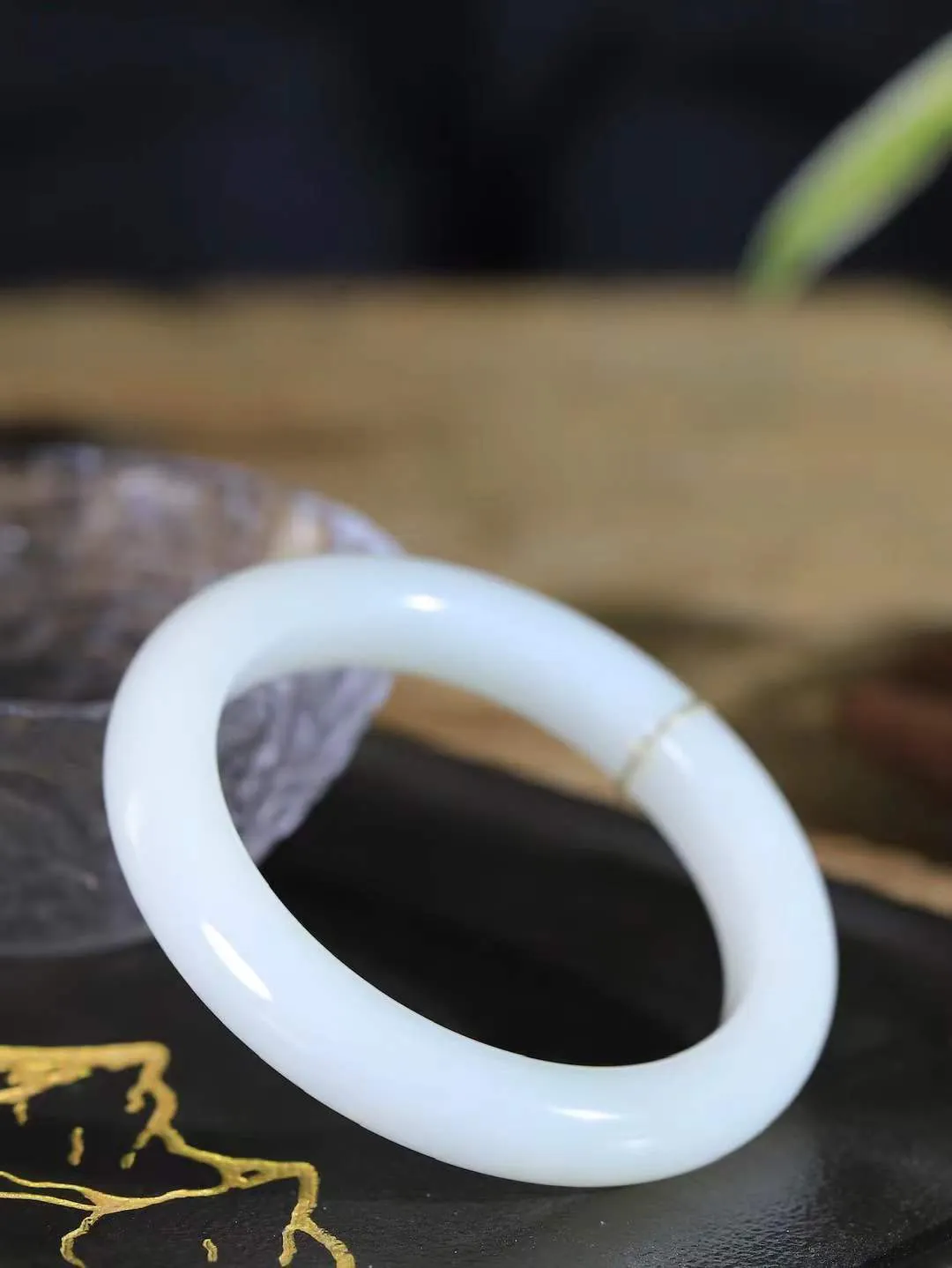 （一见倾心.手镯）

精品和田玉白玉手镯，玉质温润细腻 油性十足 手感舒适，高华雅逸，线条流畅，简约大气，美自天成，素雅高贵。佩戴于腕间，婉约之美，举手投足间透出那低调奢华。重63克  尺寸59-12-10mm  56142836A