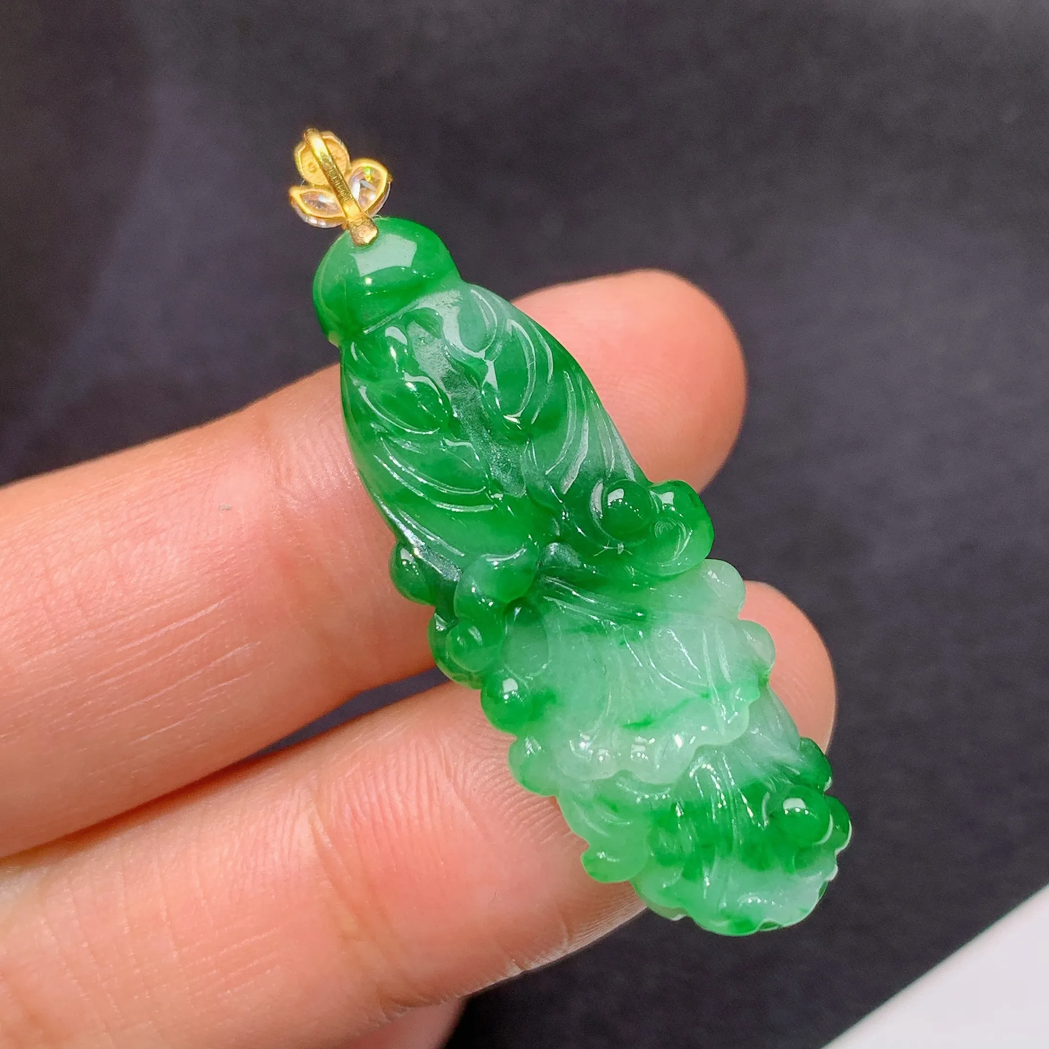 冰飘绿白菜吊坠，18k金镶嵌，冰润色阳，种水足，整体尺寸40*13.2*6