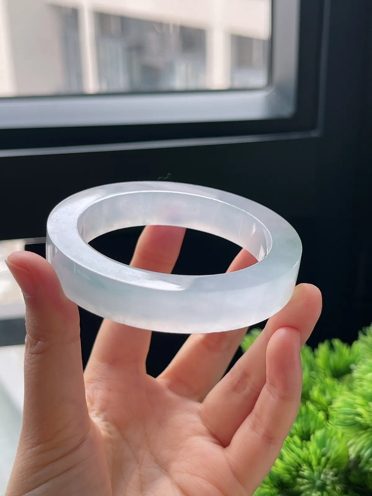 翡翠冰种淡绿色毛坯，⭕️正圈最大做57.7；最小做55.6