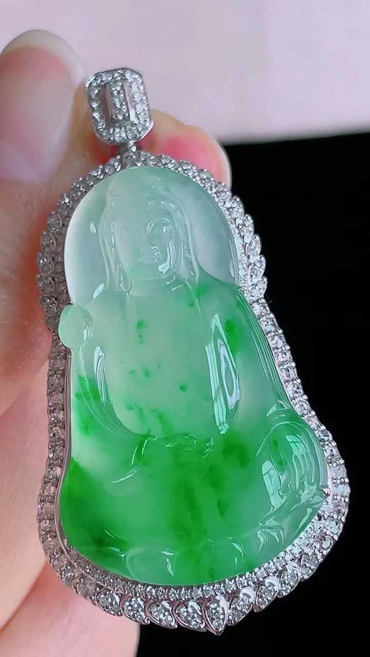 【翡翠名称】18K金镶钻高冰阳绿观音吊坠
【翡翠尺寸】含金52.2/26.4/12.5mm
【翡翠描述】宝贝种老水足，玉质细腻，色泽靓丽，性价比高，佩戴效果好！
【其它赠送】权威证书/精美挂绳盒子/支持全国复检