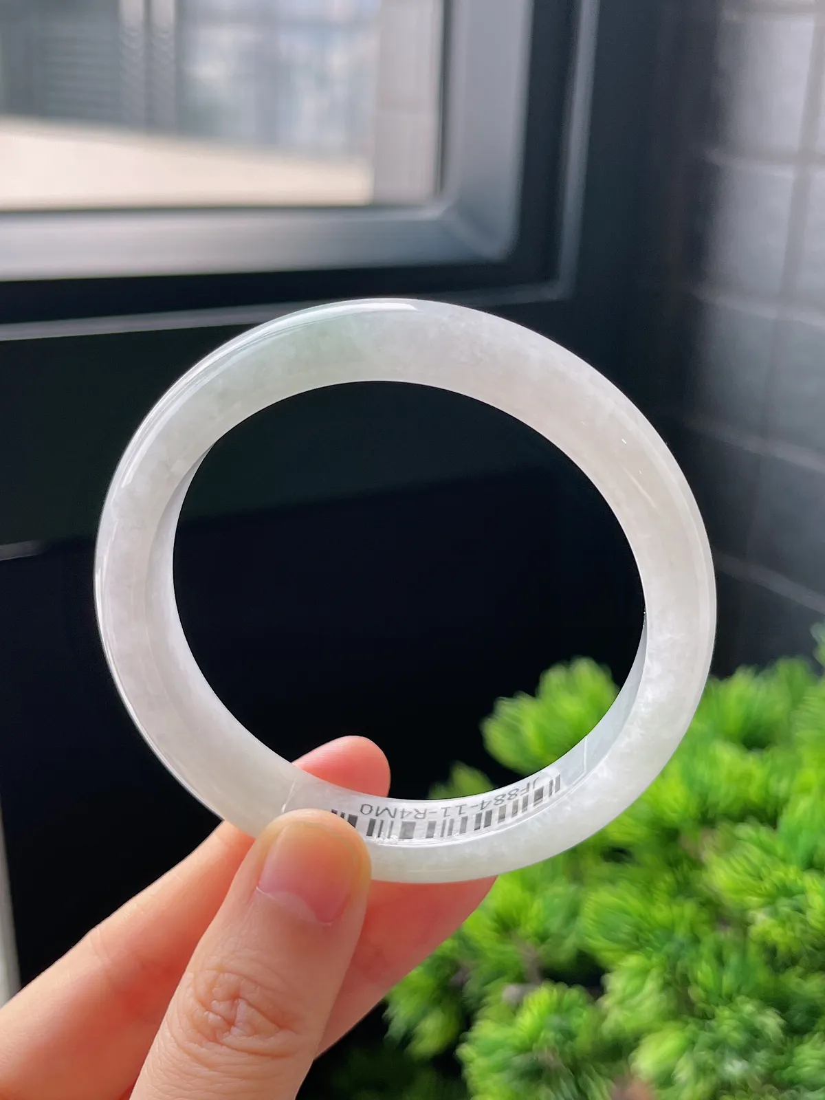 正圈57圈口，翡翠糯化种飘绿手镯