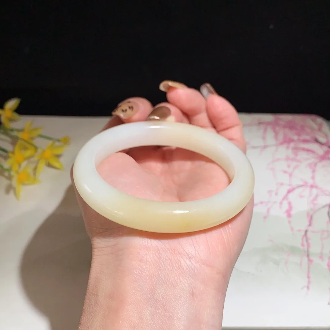 和田玉57圈且末糖手镯！玉质细腻油润 底色纯净  无裂无杂 脂粉好，品质高