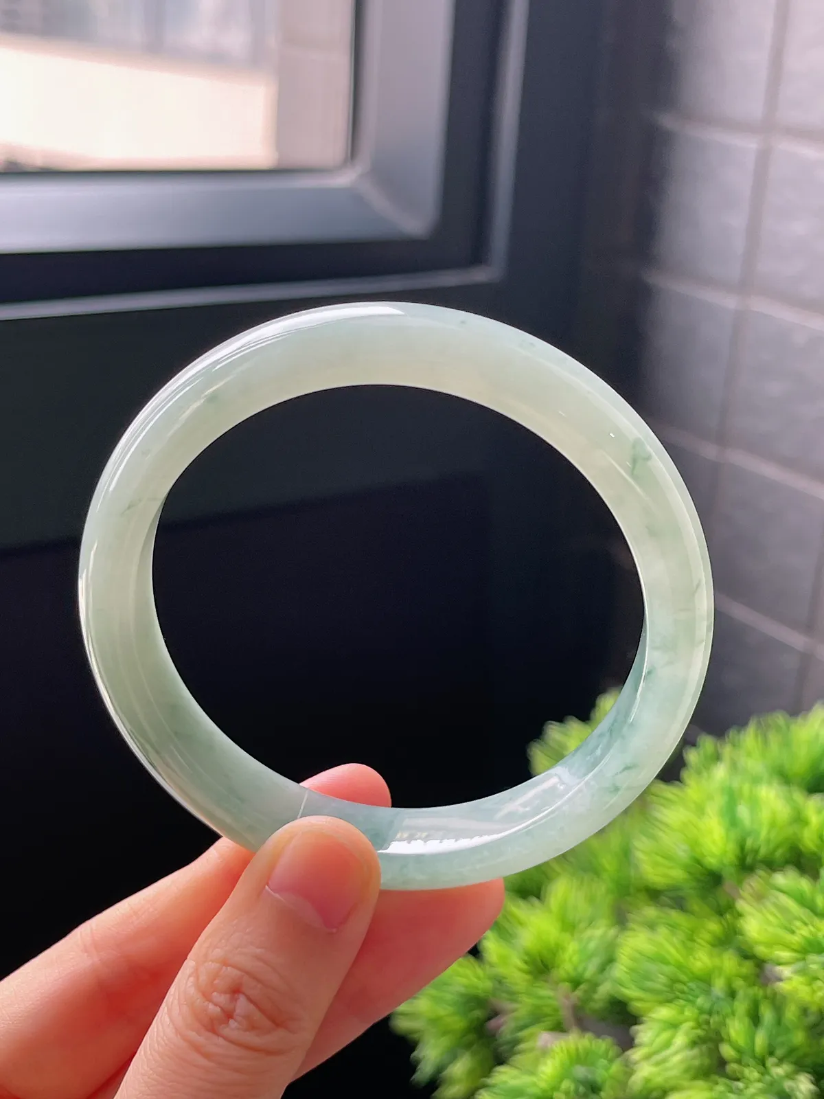 正圈59.3圈口，翡翠冰糯种淡绿色飘花手镯