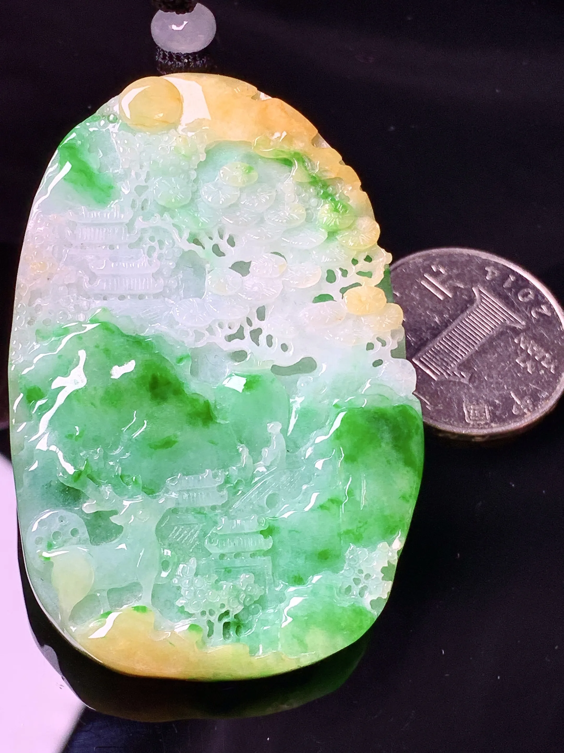 飘黄绿翡山水牌子吊坠 玉质细腻 色泽清新艳丽 整体尺寸60.6*40*6.5