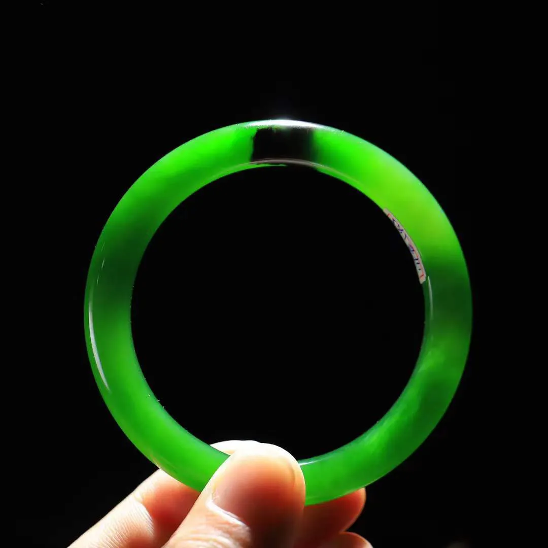 【诗情画意.手镯】

臻品和田玉碧玉手镯   细腻油脂,手感润滑。意韵飘渺，温雅细腻，工艺精湛，️氤氲诗意的美跃然于手腕之间，给人以出尘的风雅，优美脱俗，气质非凡。重38.3克 内径54.7mm尺寸9.7-8.5mm  93302278YY