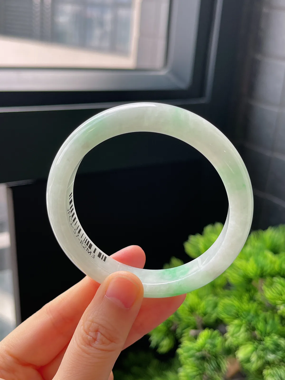 正圈56.5圈口，翡翠糯化种飘绿手镯