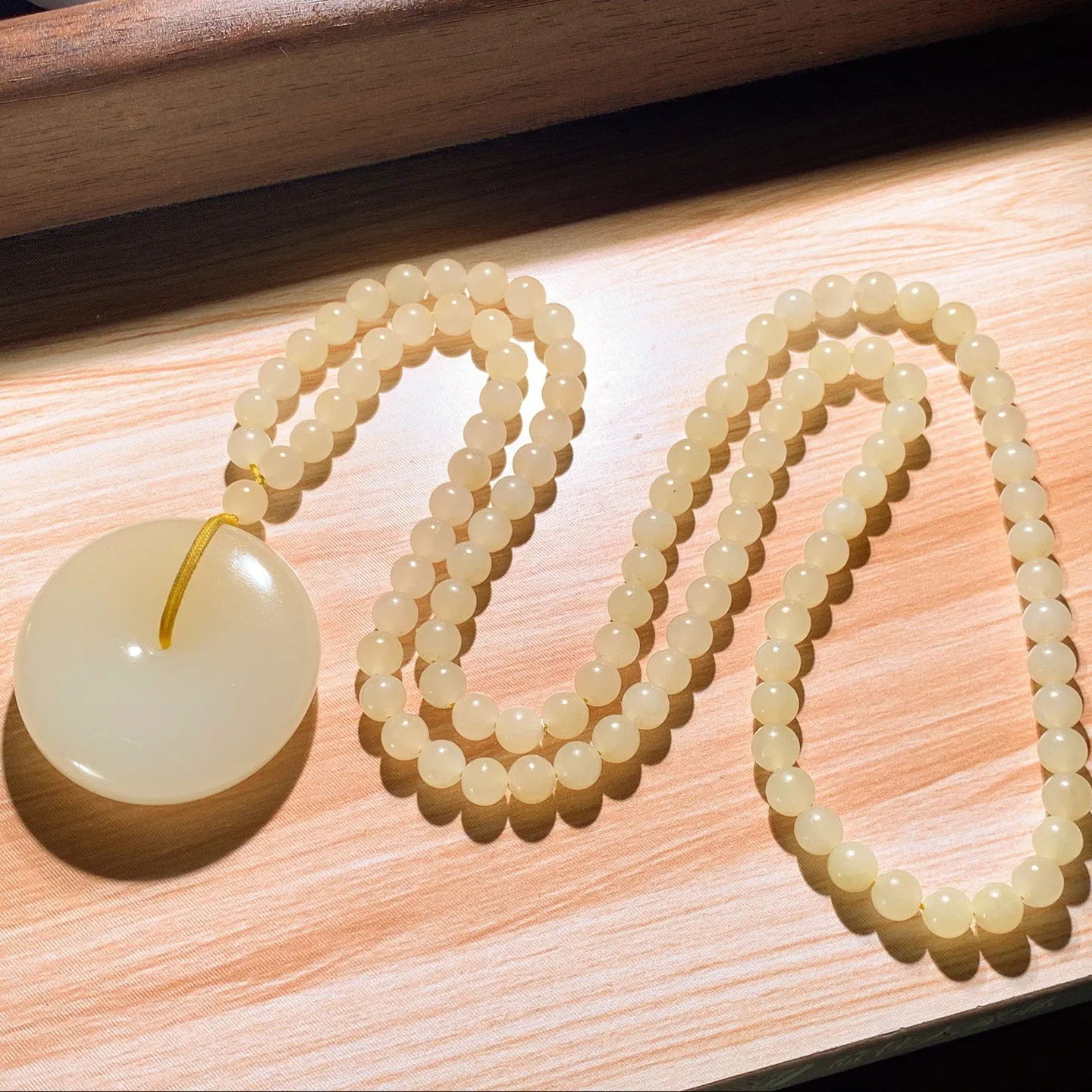 新疆和田玉且末糖平安扣挂件 尺寸38/12重70.5克。玉质细腻油润。手推出油。佩戴高端典雅。lt260128