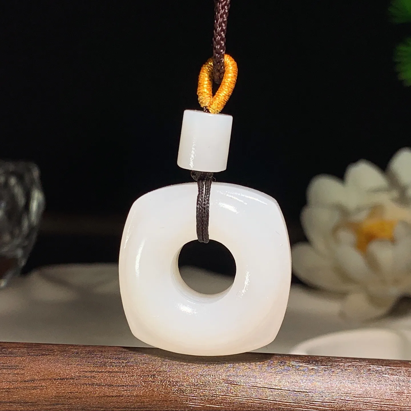 和田玉羊脂白玉四方平安扣挂件。尺寸27/12重20克。玉质细腻油润。手推出油。佩戴高端典雅。lt25128