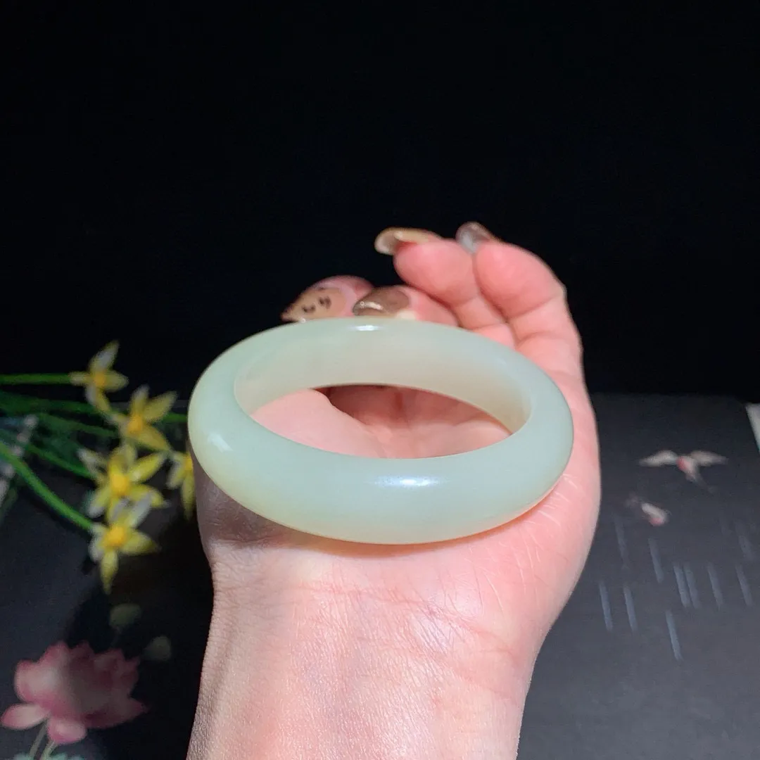 和田玉51.5圈晴水色宽条手镯！清水色！玉质细腻油润 底色纯净  无裂无杂 脂粉好，品质高。