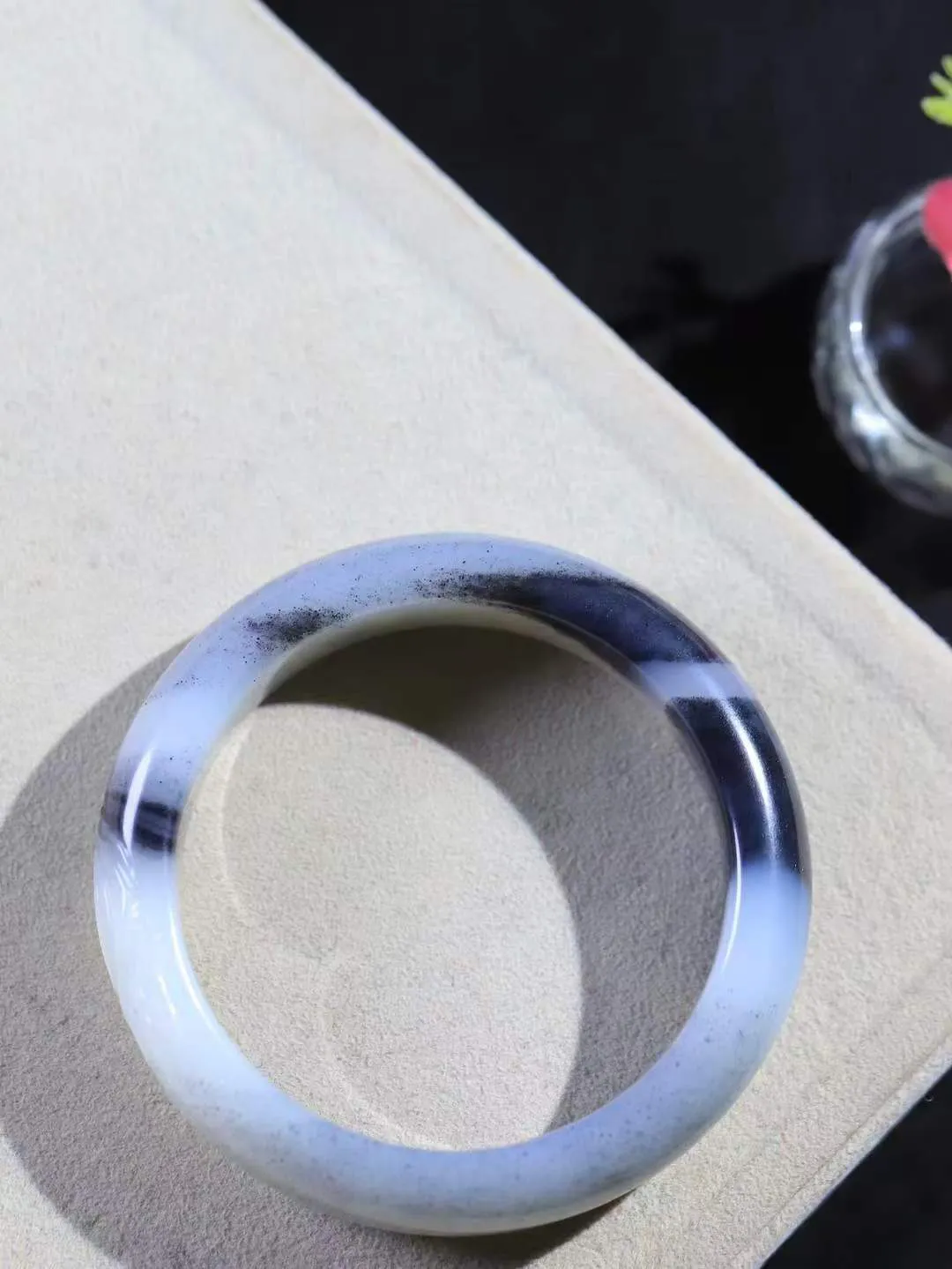 （蕙质兰心.手镯）

收藏级臻品新疆和田青花籽料兰花手镯 质地莹润细腻 色泽油润 干净水灵～兰花，不以惊艳娆人，不以花香诱人，只以朴实的姿态，在平淡中给生活添加了无数的温馨
重65.8克   尺寸56-15.2-9.1mm    fDL-36102800