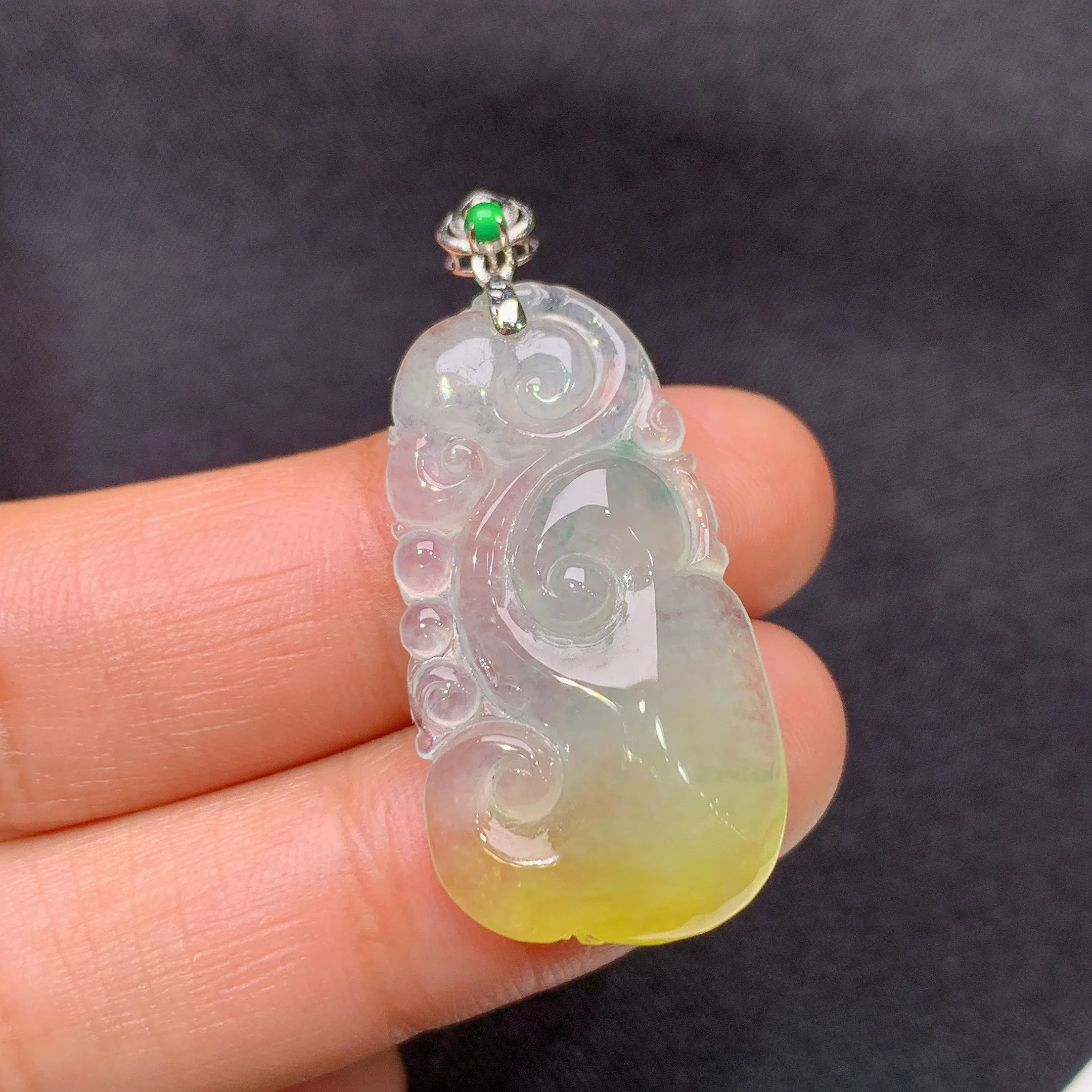 冰黄翡如意吊坠，18k金镶嵌，冰润鲜艳，玉质细腻，种水足，裸石尺寸30*16.2*4