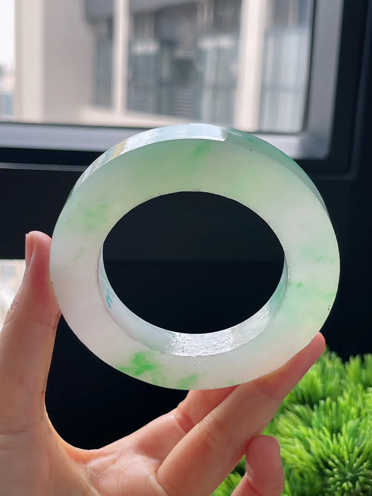 翡翠冰种飘花毛坯，⭕️正圈最大做66.2，圆条最大做62.2，最小做54