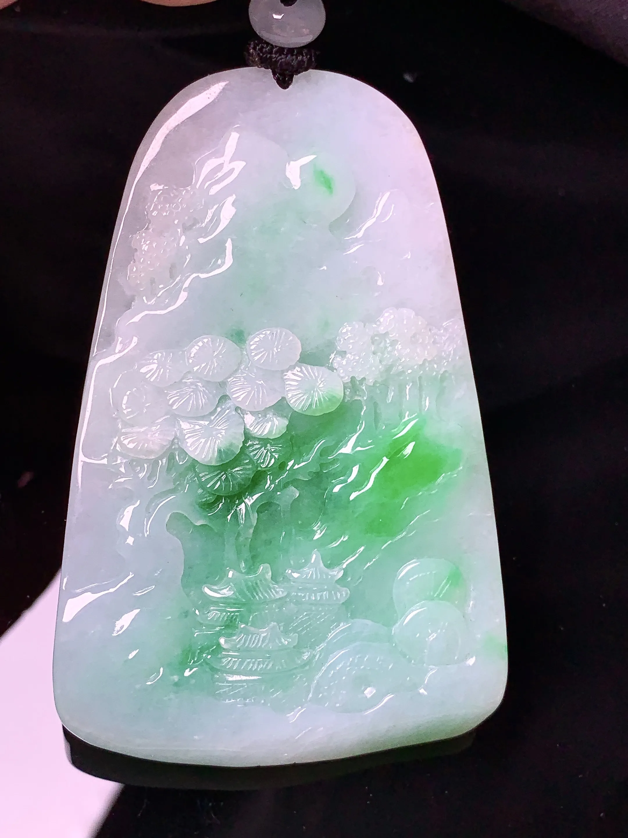 飘绿山水牌子吊坠 玉质细腻 色泽清新艳丽 整体尺寸64.3*41*7.2