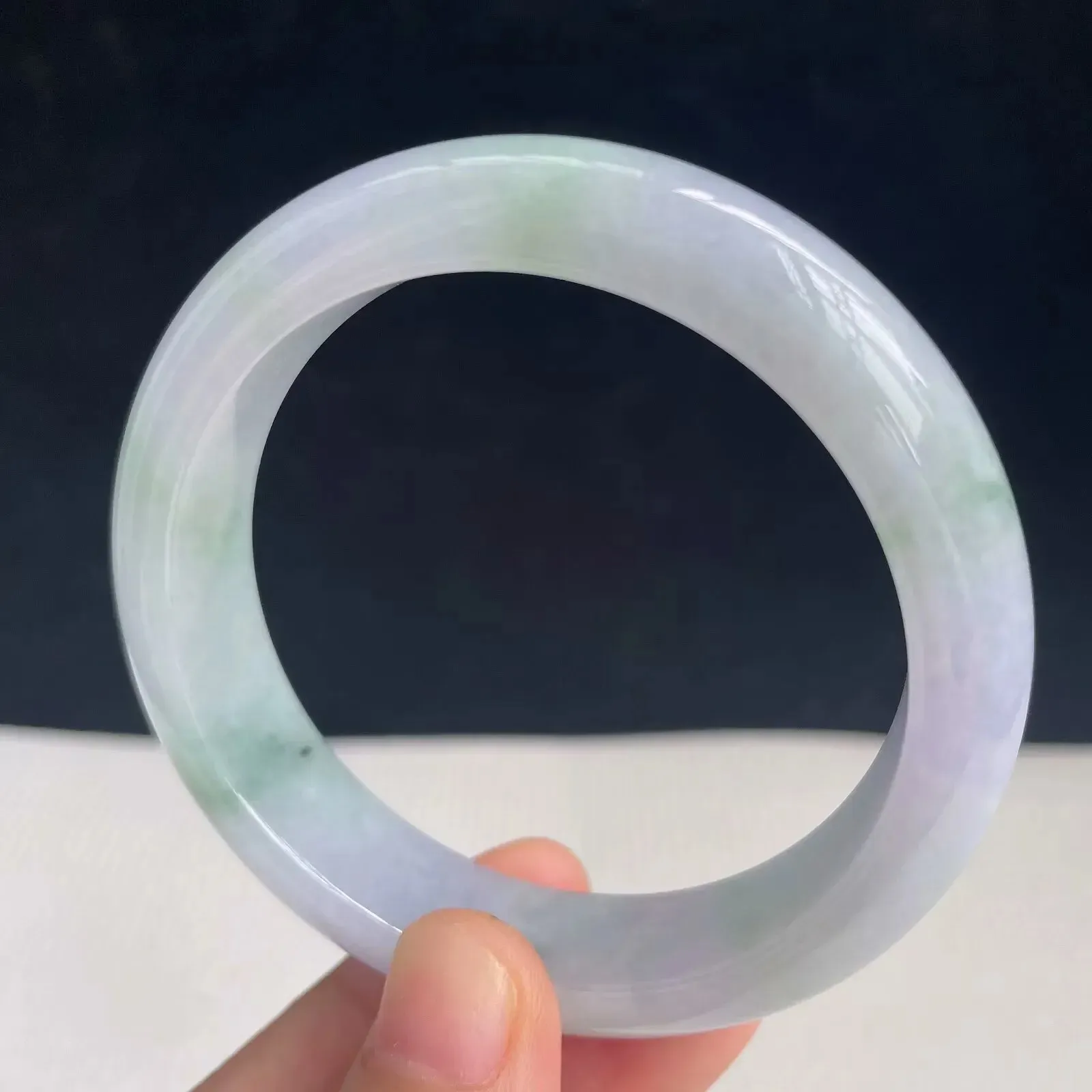 52.8小圈口自然光拍摄天然翡翠淡紫飘绿正圈手镯 51.10克