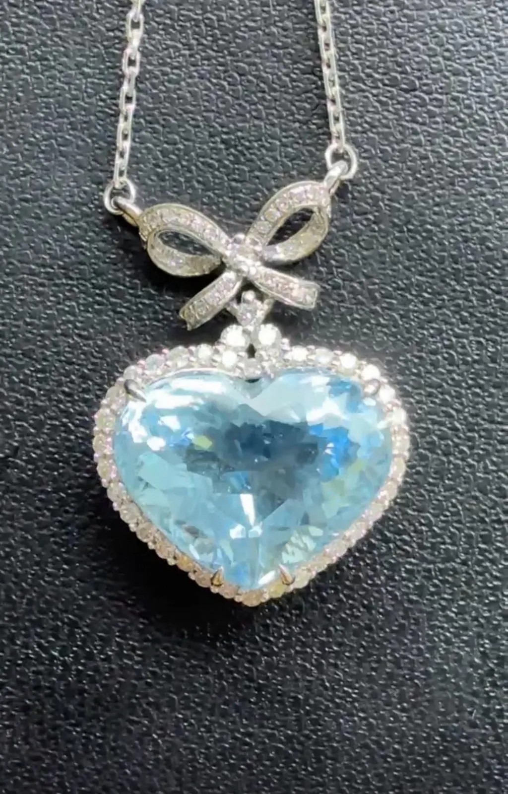 18k金钻石镶嵌天然海蓝宝吊坠，尺寸22*16.2mm，重量5.239g