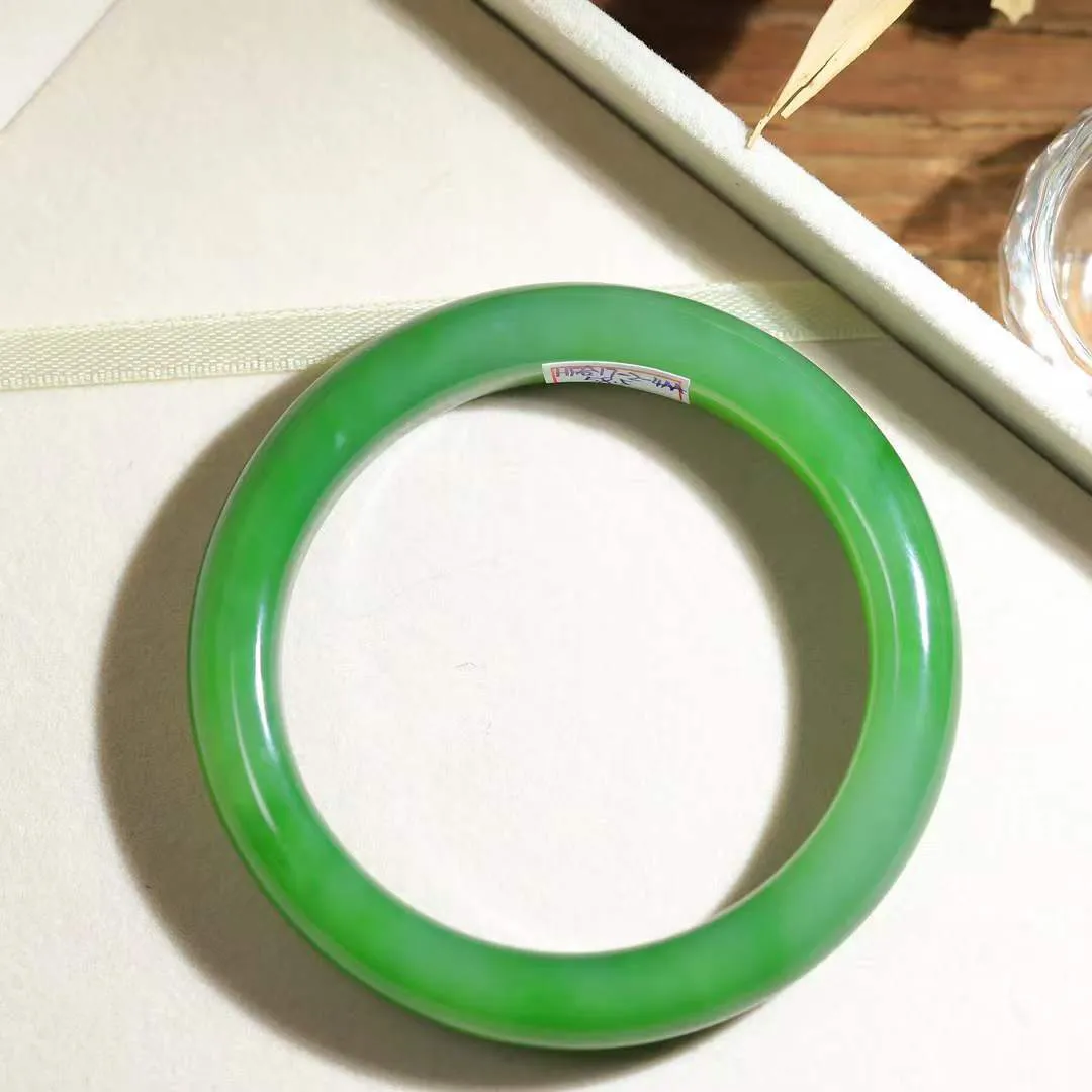 【腕间柔情.手镯】   

收藏级和田玉碧玉手镯 玉质温润细腻 油性十足 古朴秀雅 轻抚岁月的栏杆软香温玉，腕间玉镯轻轻晃动，令人情动心间，撷一缕月末的芬芳，把心思铺陈，时光静美，惟有你最温柔。重55.2克   尺寸58.5-11.3-9.2mm 17302278YY