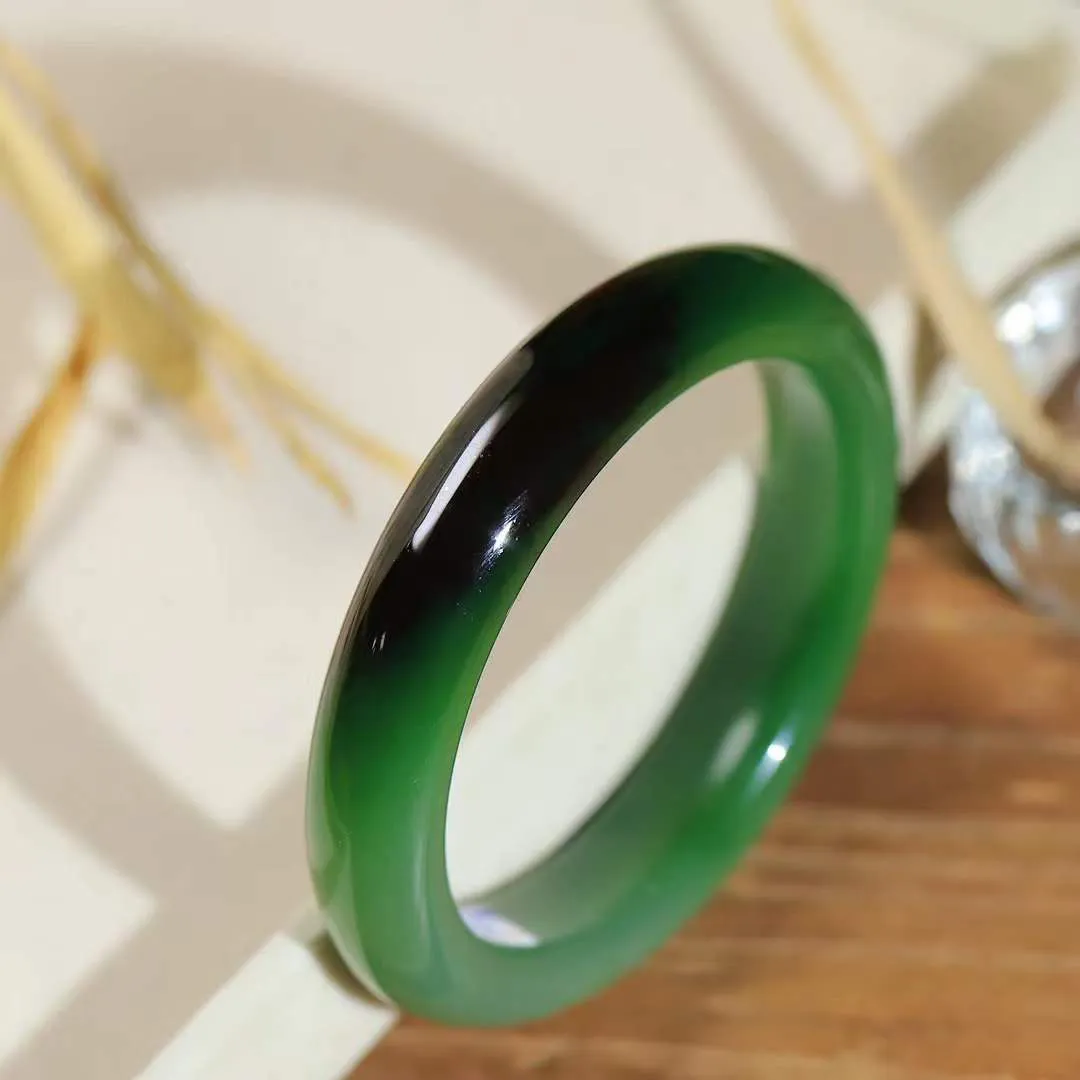 【诗情画意.手镯】

臻品和田玉碧玉手镯   细腻油脂,手感润滑。意韵飘渺，温雅细腻，工艺精湛，️氤氲诗意的美跃然于手腕之间，给人以出尘的风雅，优美脱俗，气质非凡。重68.8克 内径58.4mm尺寸13.5-9.5mm  93302278YY