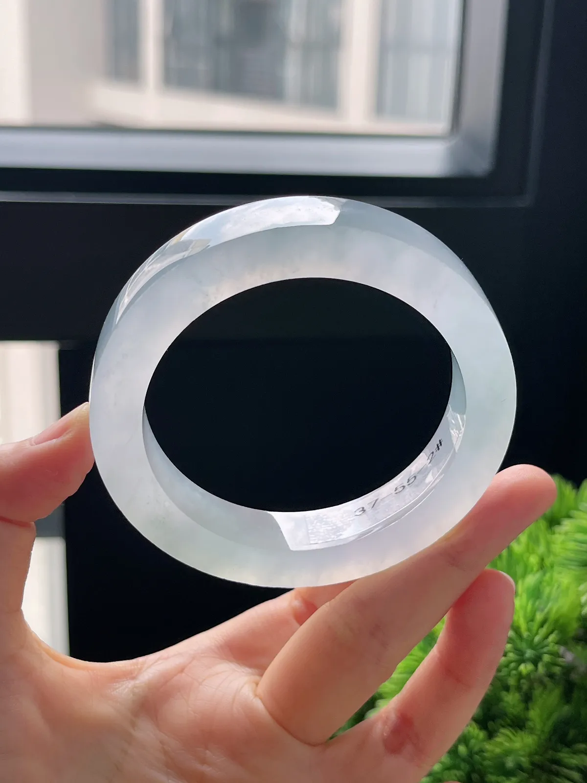 翡翠冰种淡绿色毛坯，⭕️正圈最大做57.7；最小做55.6