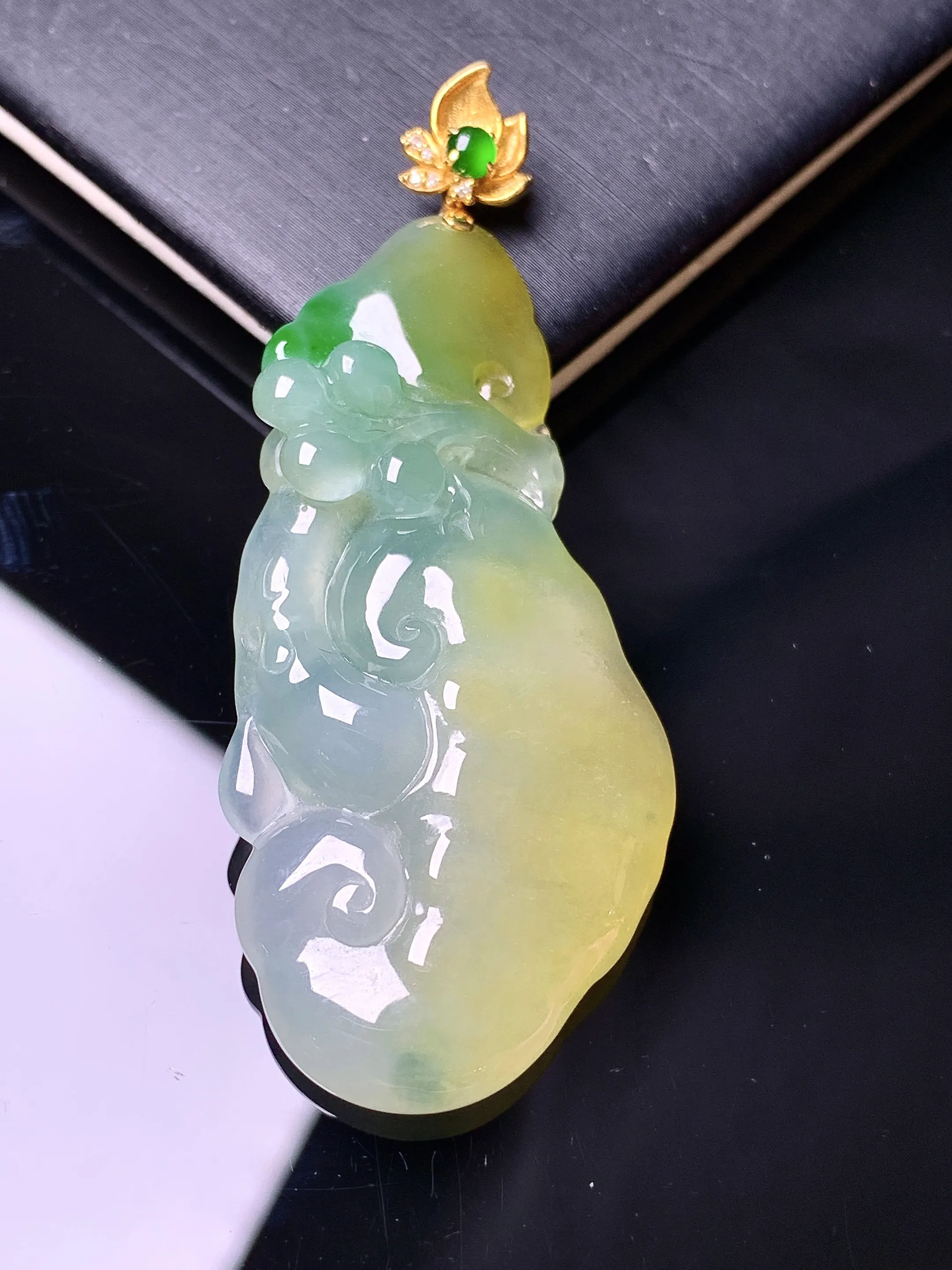 18k金镶嵌飘黄绿翡如意吊坠 玉质细腻 色泽清新艳丽 整体尺寸57.6*23*5.8